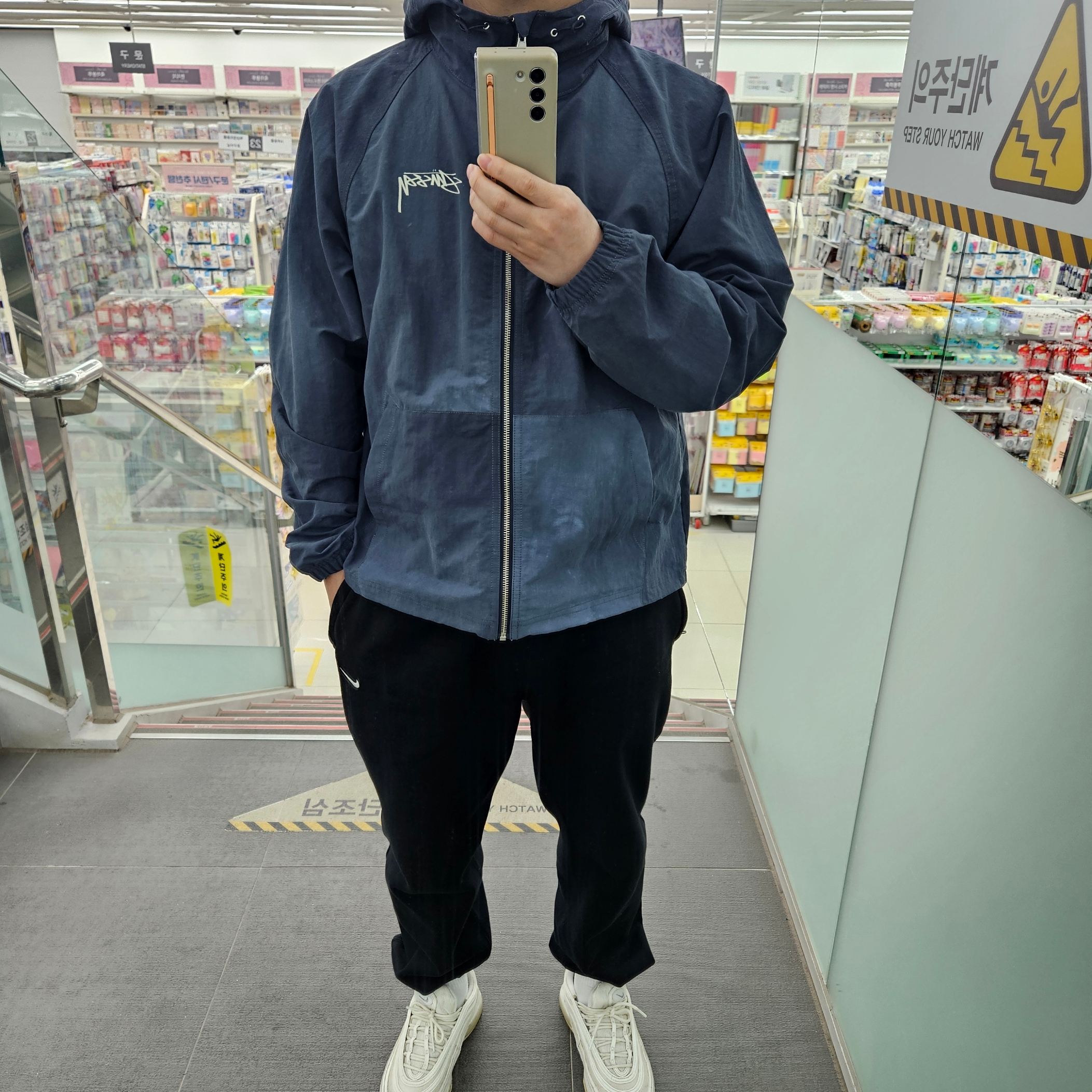 Stussy Wave Dye Beach Shell Jacket Navy, Nike Air Max 97 Triple White Wolf Grey 착용 스타일