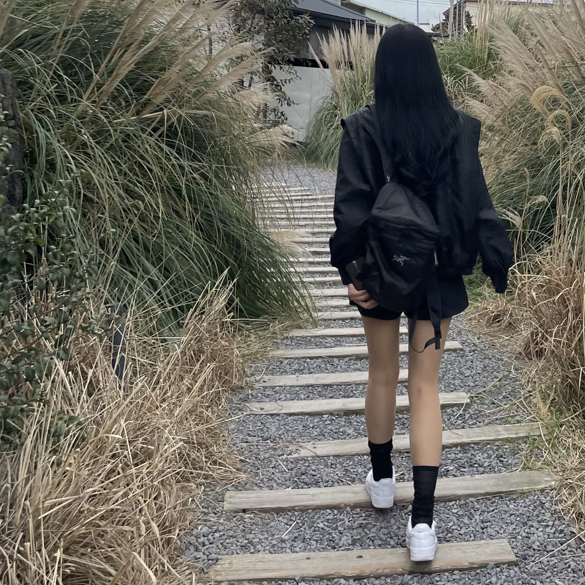 Arc'teryx Heliad 15 Backpack Black, Nike Air Force 1 '07 Low White 착용 스타일