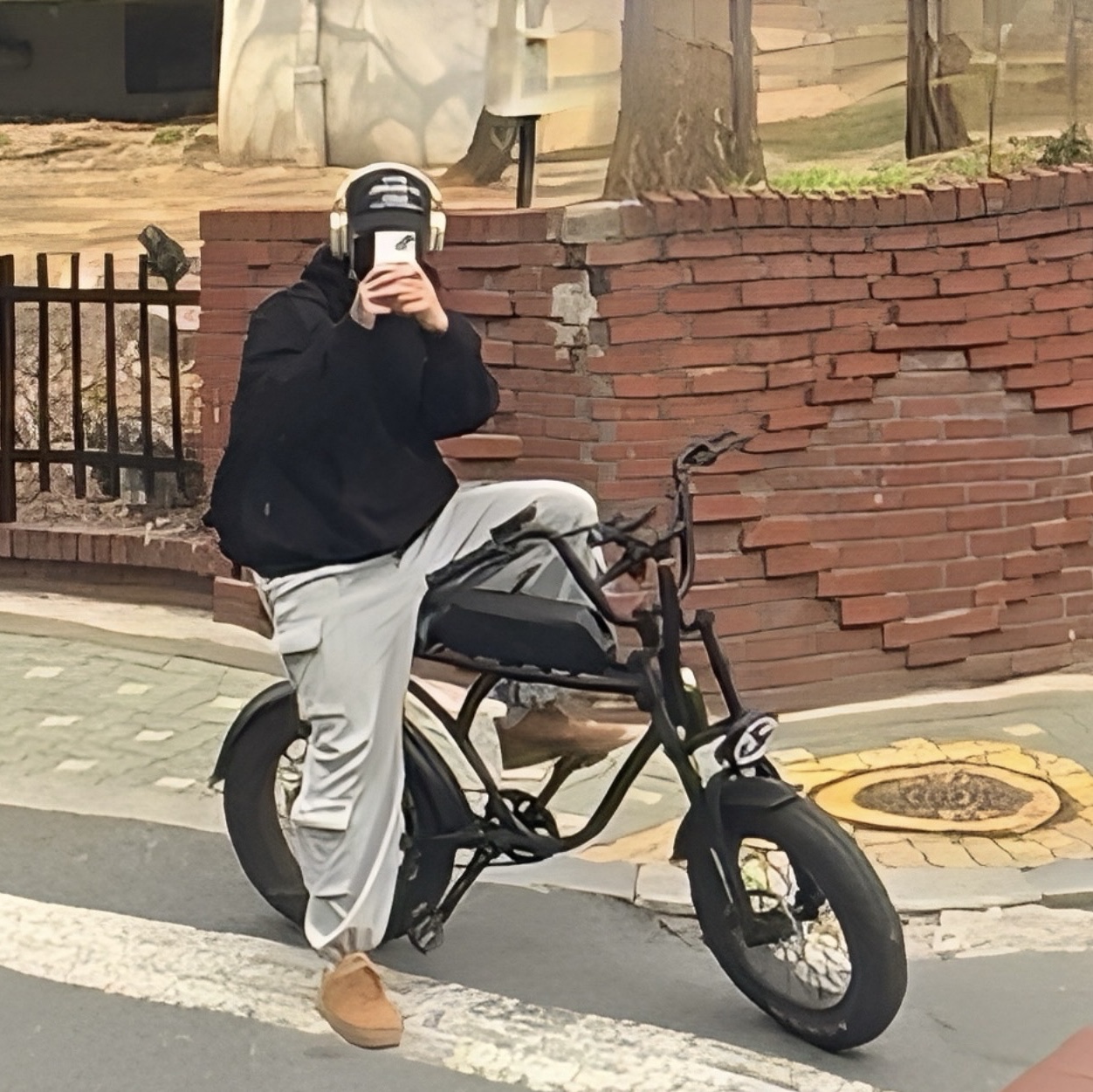 Deus Ex Machina Seoul Address Trucker Cap Black, Apple AirPods Max Lightning Silver (Korean Ver.) 착용 스타일
