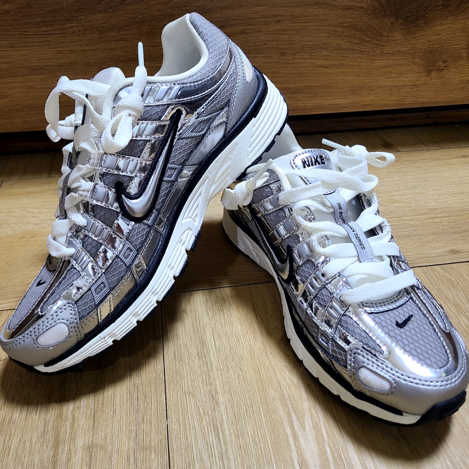 Nike P-6000 Metallic Silver 착용 스타일