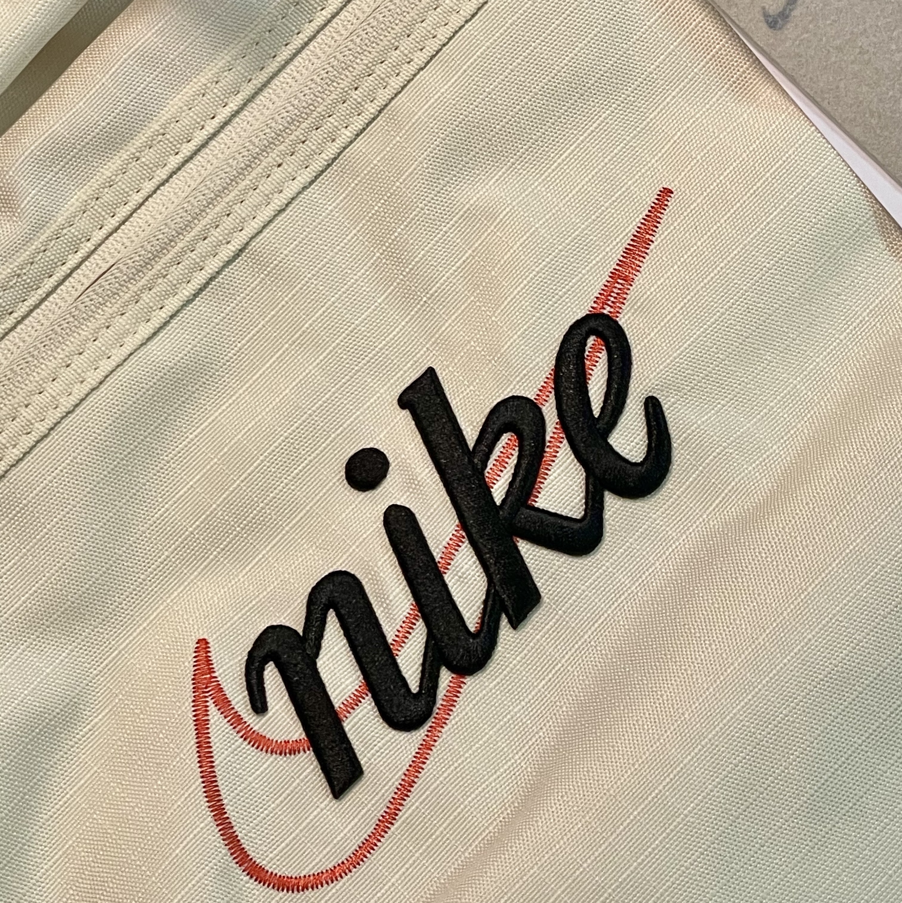 Nike Gym Club Training Bag 24L Coconut Milk, Nike Gym Club Duffle Bag 24L Black 착용 스타일 - 2