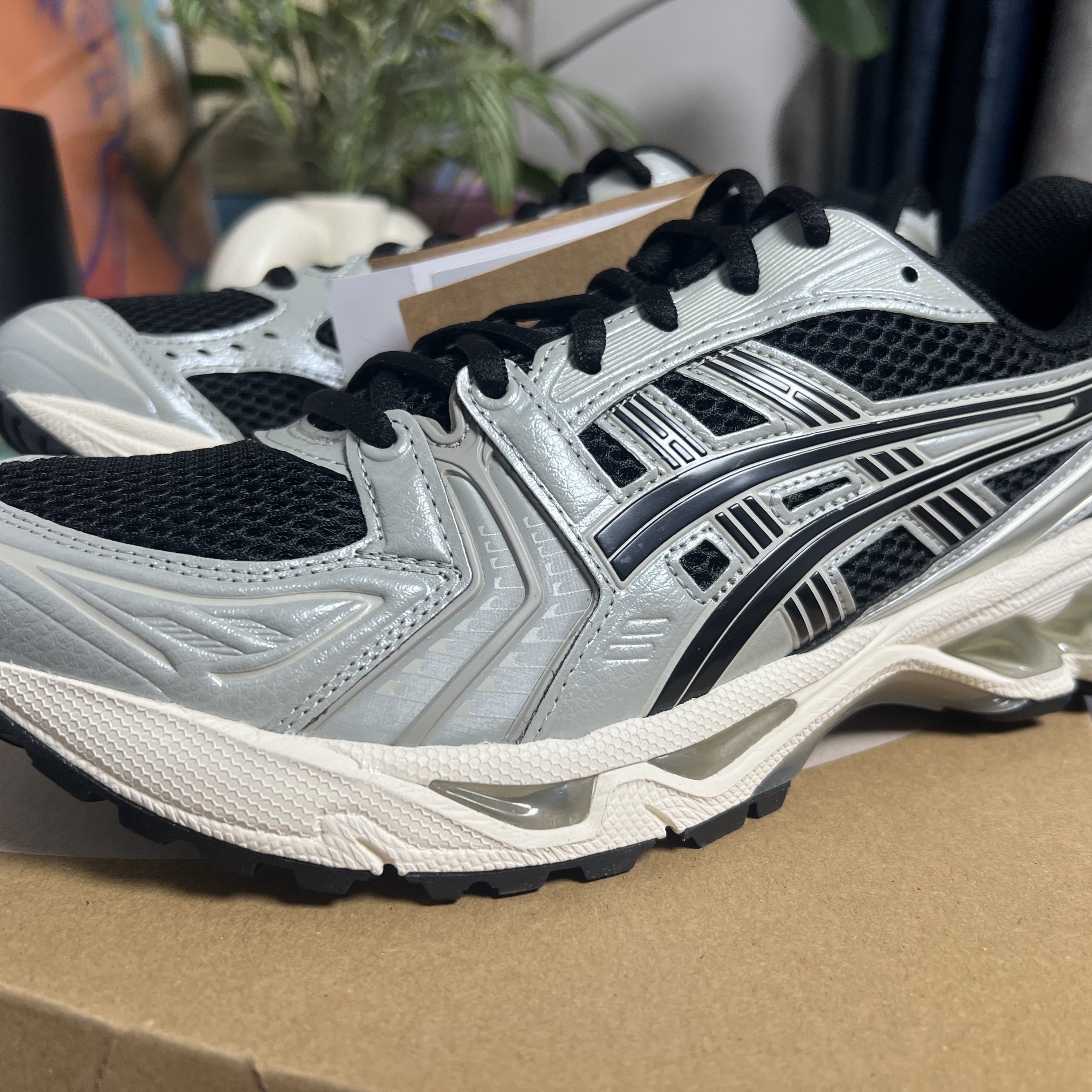 Asics Gel-Kayano 14 Black Seal Grey 착용 스타일 - 2