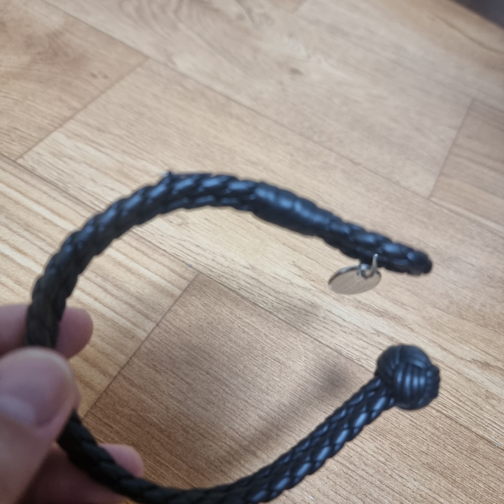 Bottega Veneta Nappa Bracelet Black 착용 스타일 - 2