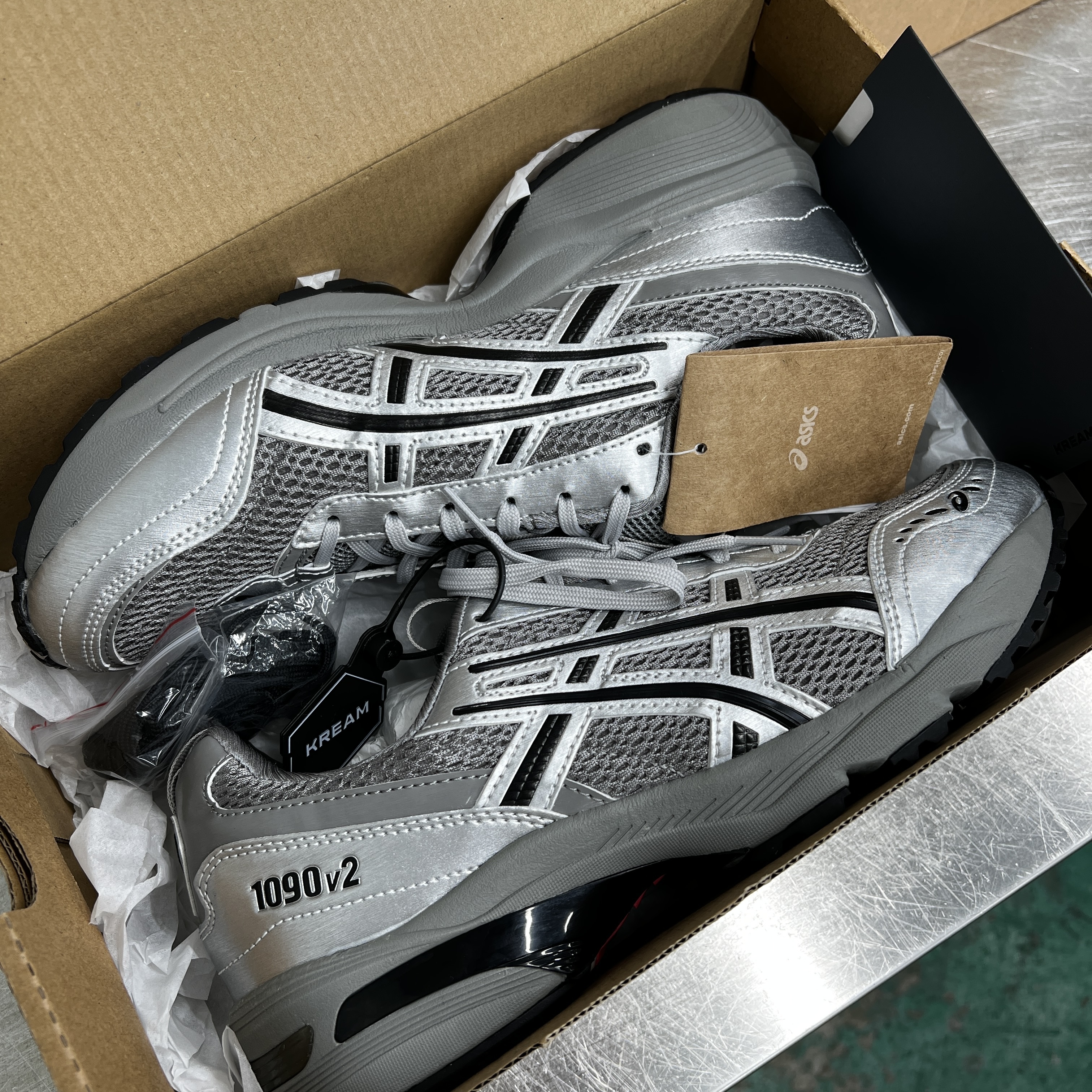 Asics x Freja Wewer Gel-1090 V2 Clay Grey Pure Silver 착용 스타일 - 2