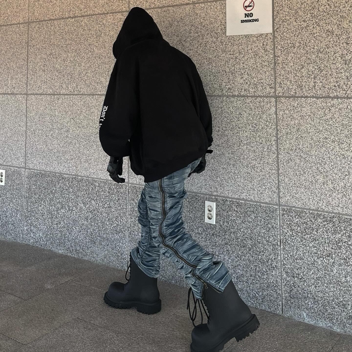 Balenciaga XL Army Boots Full Eva Black 착용 스타일 - 1