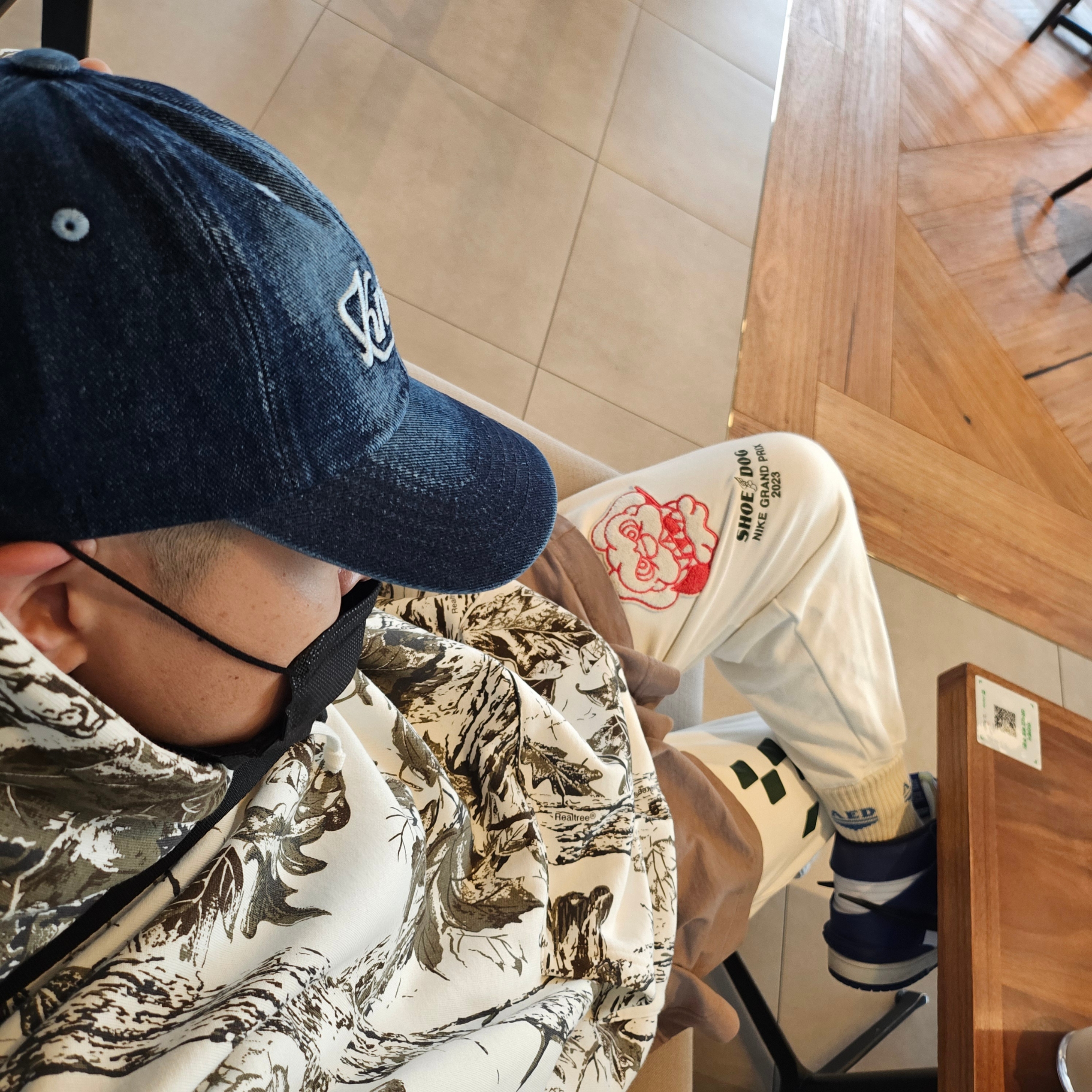 Yeezy Gap Engineered By Balenciaga Dove 3/4 Sleeve T-Shirt Beige, Supreme Small Box Hooded Sweatshirt Snow Camo - 24SS 착용 스타일 - 1