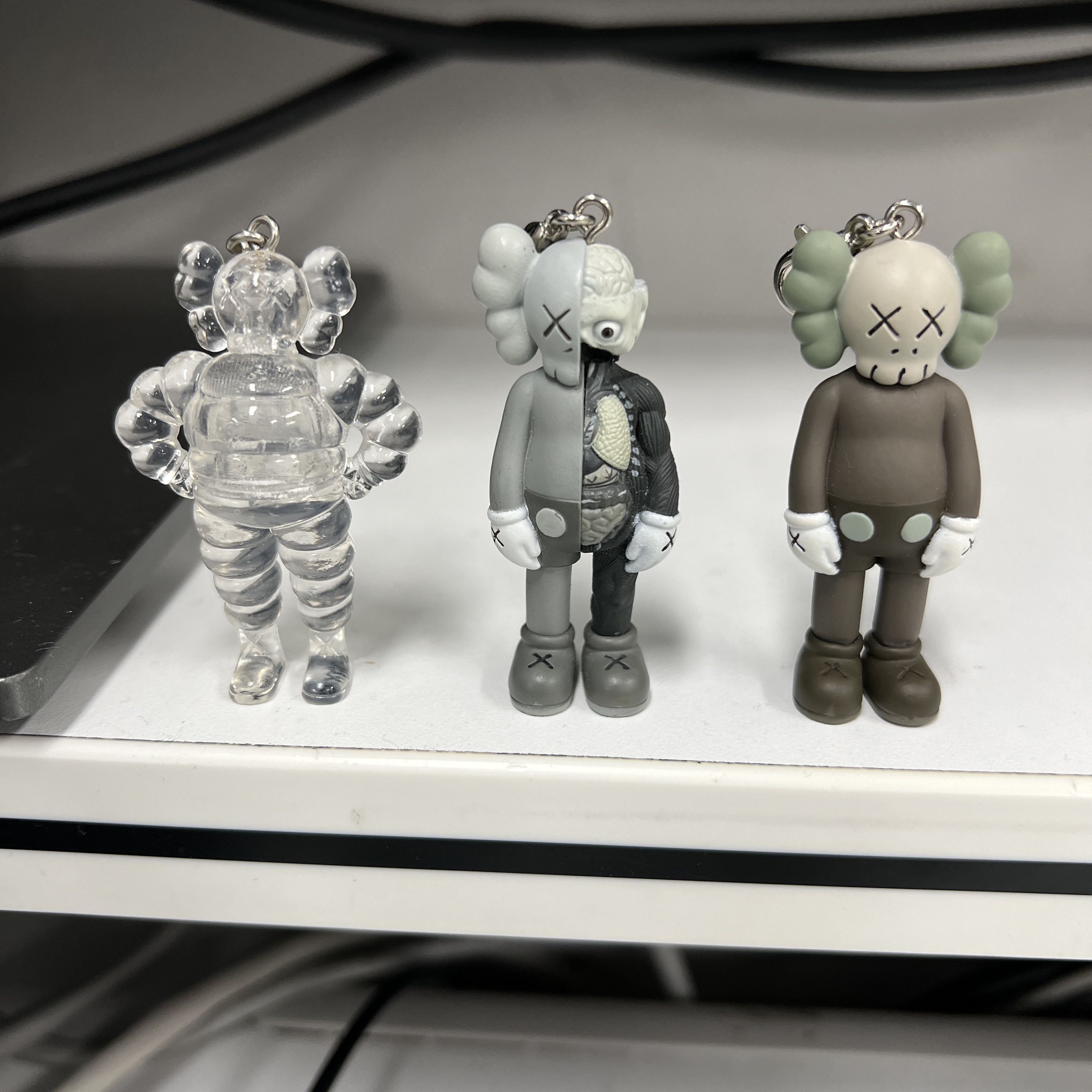 Kaws Tokyo First Companion Keychain Brown, Kaws Tokyo First Companion Flayed Keychain Grey 착용 스타일