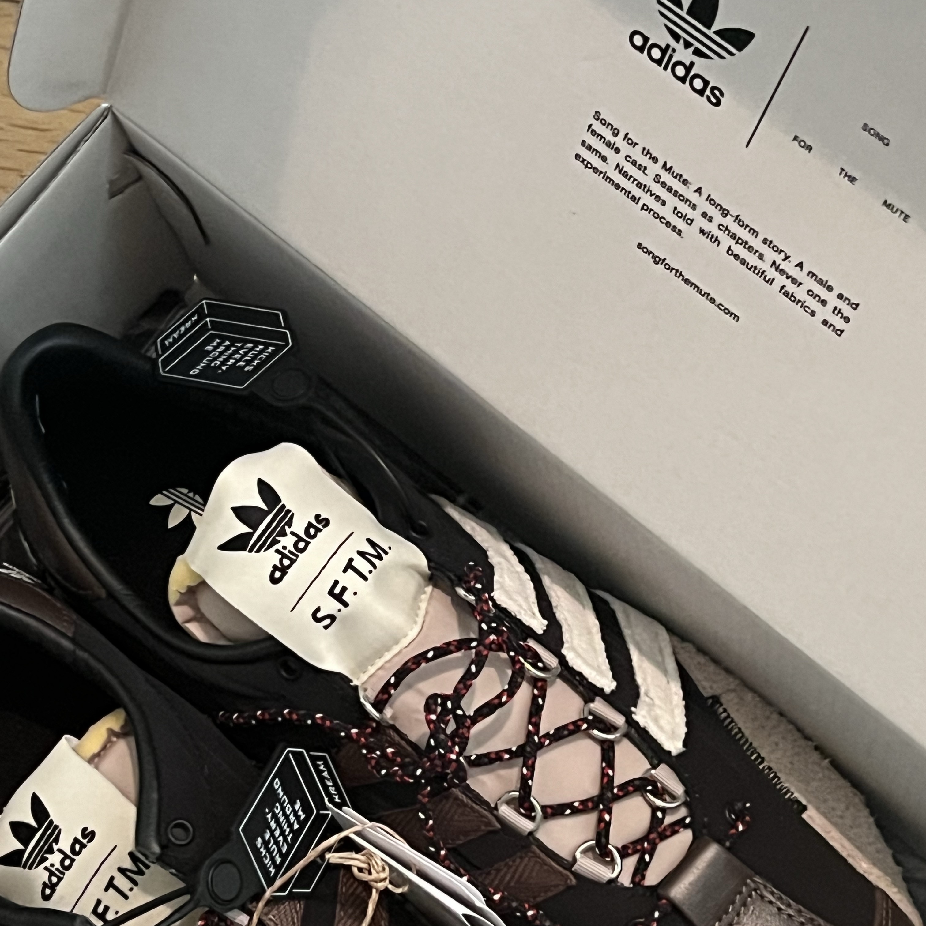 Adidas x Song for the Mute Country OG Core Black Core White 착용 스타일 - 1