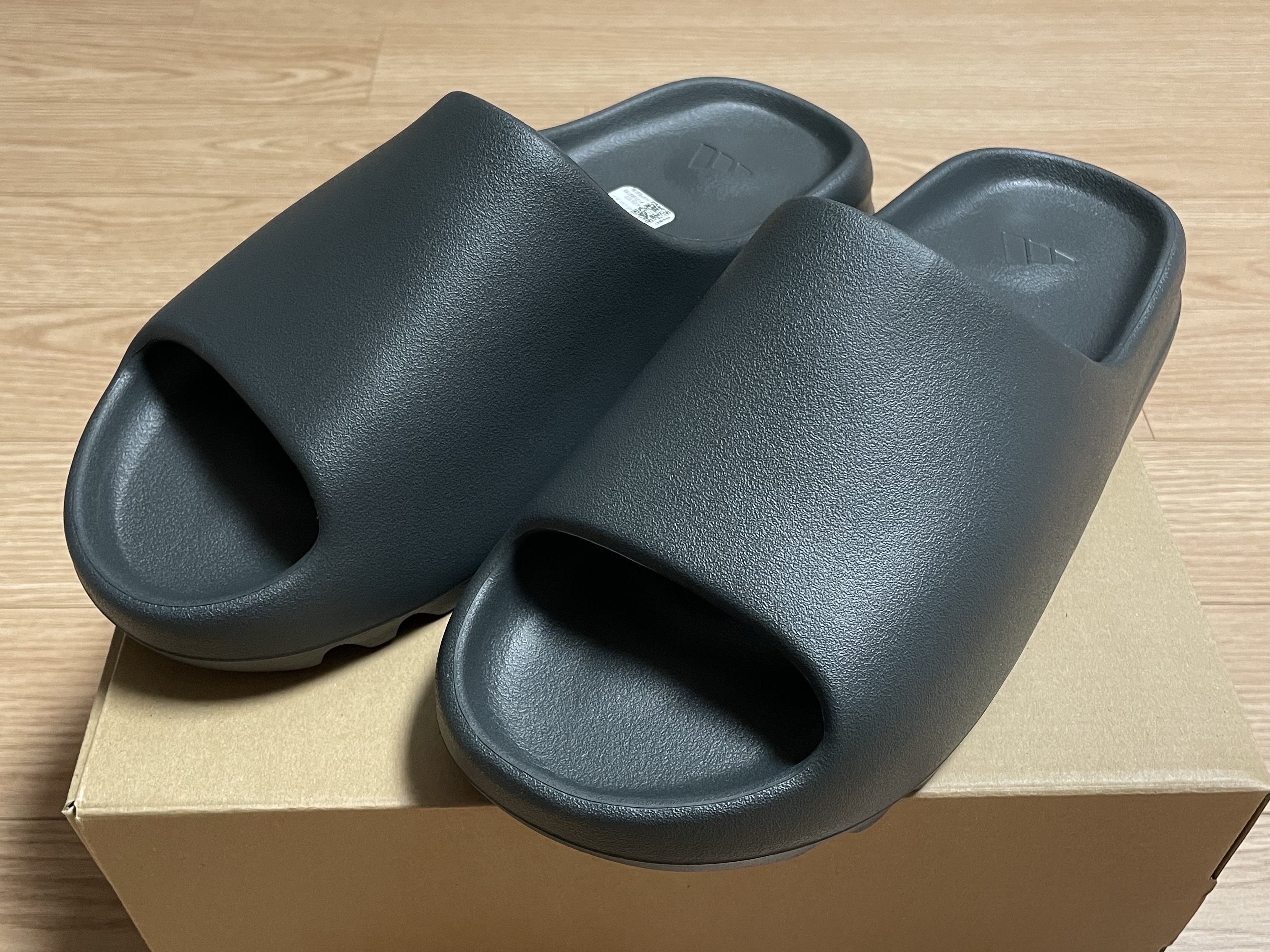 Adidas Yeezy Slide Dark Onyx 2024 착용 스타일