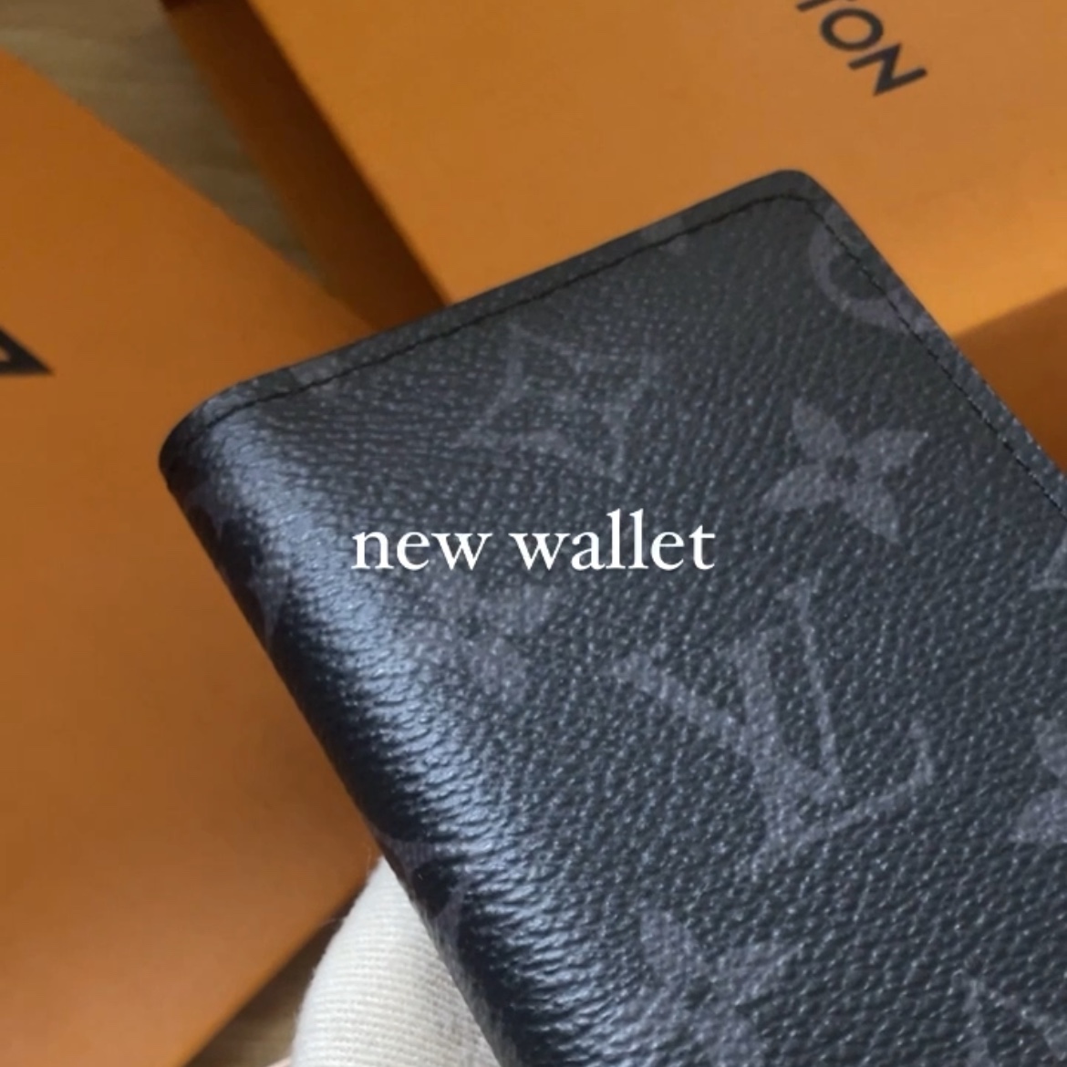 Louis Vuitton Pocket Organizer Monogram Eclipse 착용 스타일 - 1