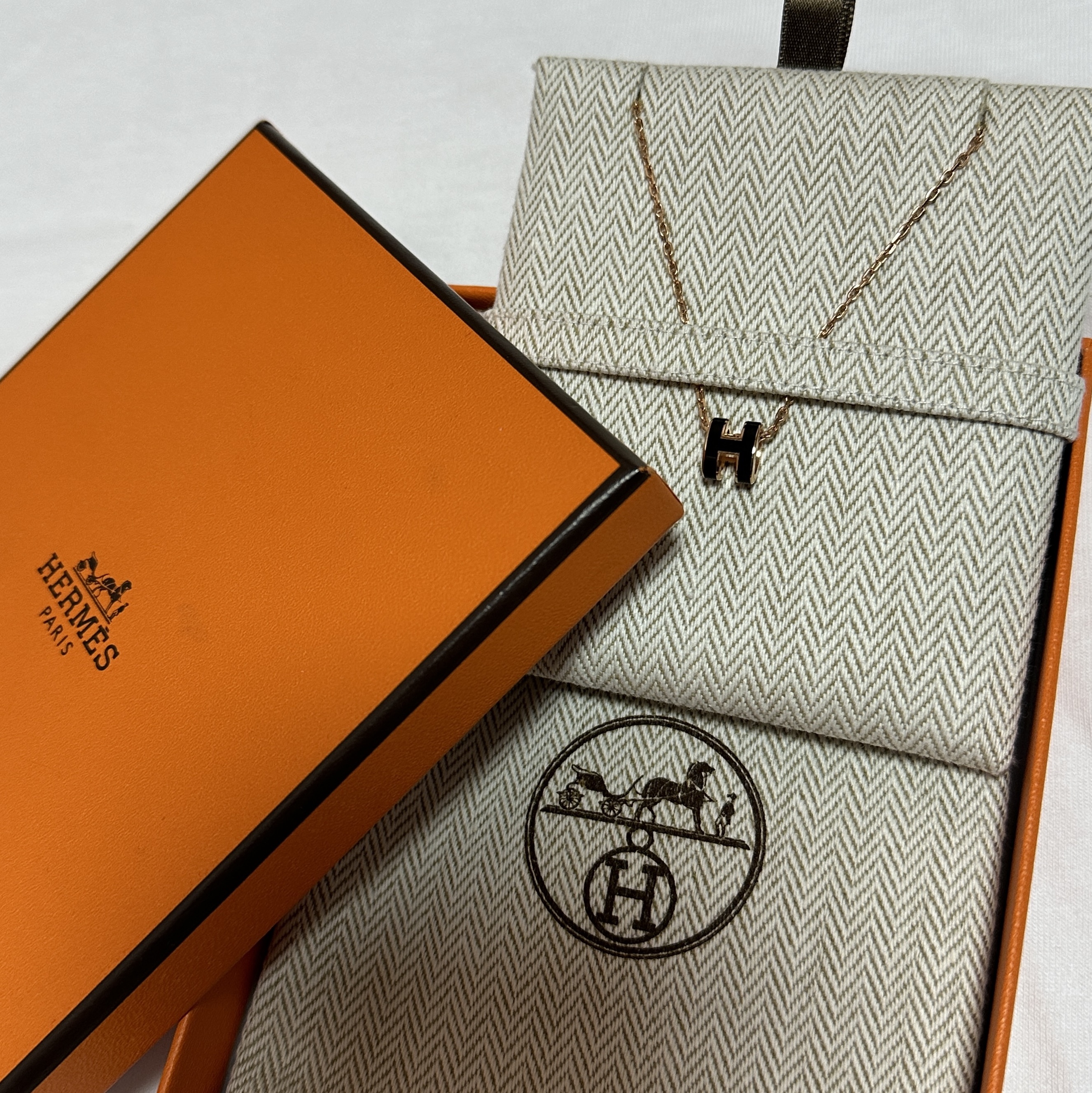 (W) Hermes Mini Pop H Pendant Rose Gold & Noir 착용 스타일