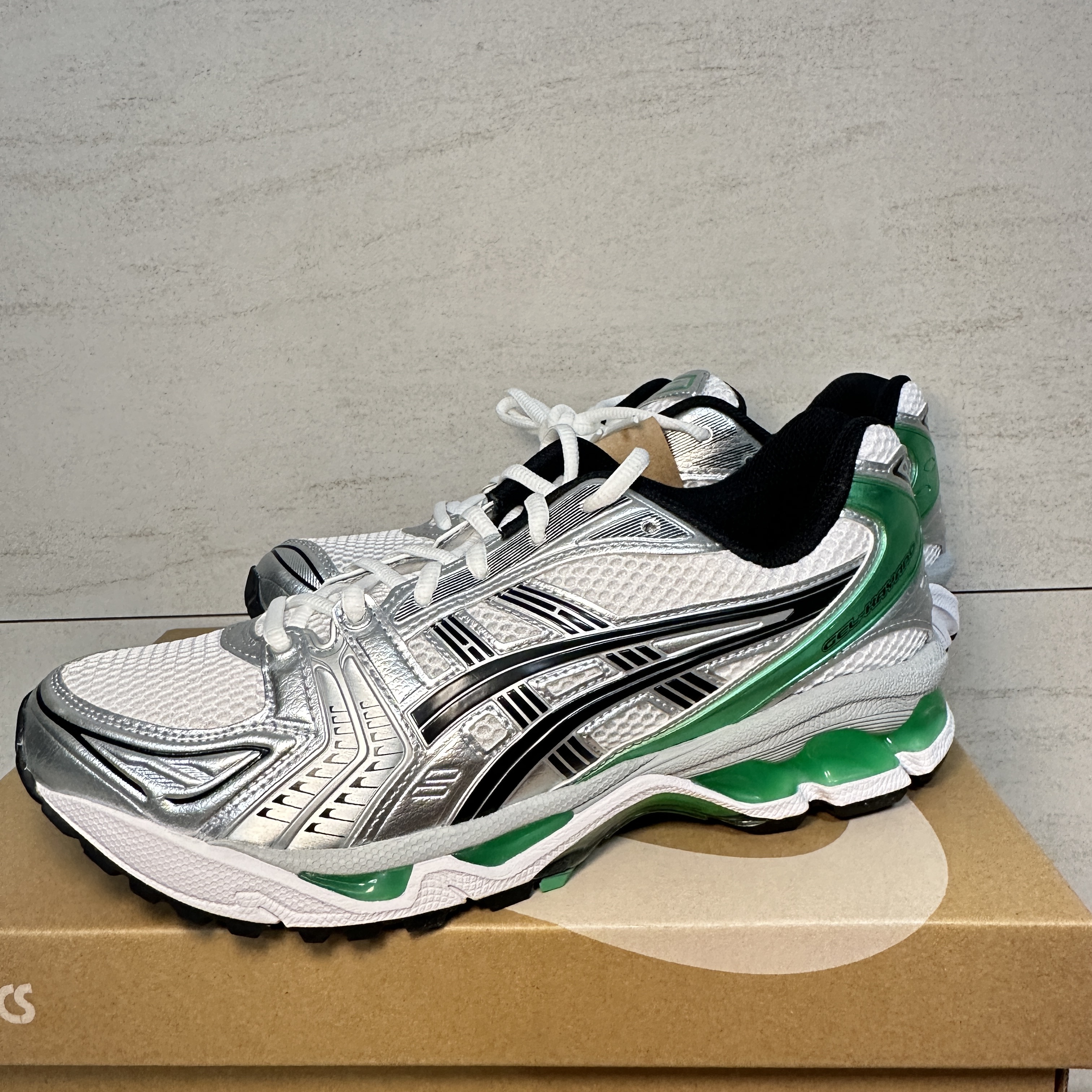 Asics Gel-Kayano 14 White Malachite Green 착용 스타일 - 1