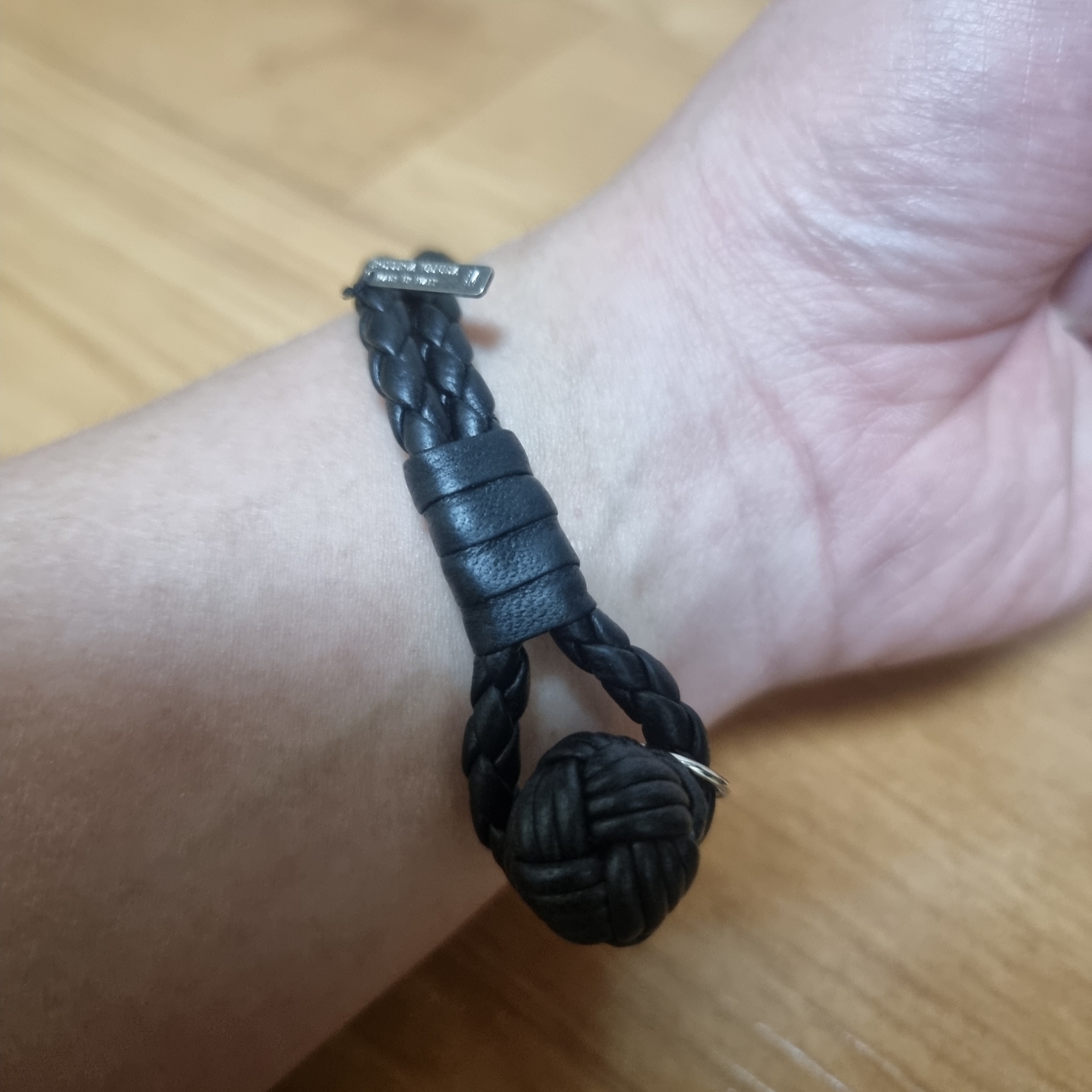 Bottega Veneta Nappa Bracelet Black 착용 스타일 - 1