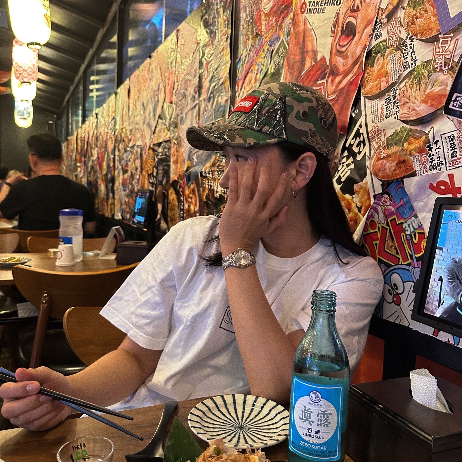 Supreme Military Camp Cap Branch Olive Camo - 22FW, Supreme x Kaws Chalk Logo T-Shirt White - 21SS 착용 스타일 - 2