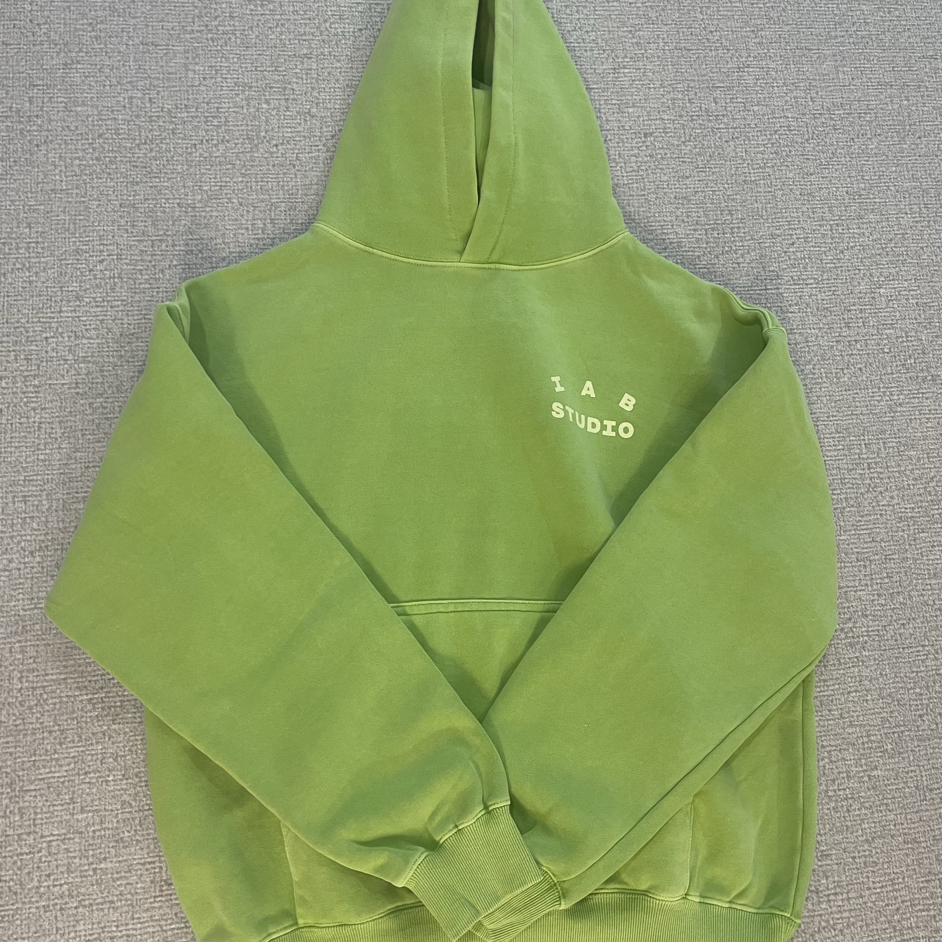 IAB Studio Pigment Hoodie Apple Green 착용 스타일