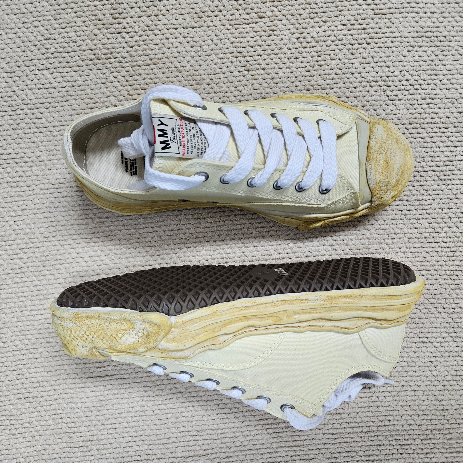 Maison Mihara Yasuhiro Hank OG Sole Over Dyed Canvas Low-top Sneakers White 착용 스타일