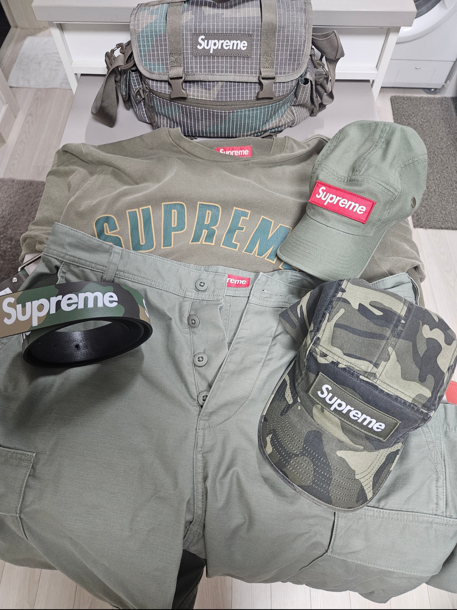 Supreme Cargo Pants Olive - 23FW, Supreme Military Camp Cap Olive - 24SS 착용 스타일 - 2