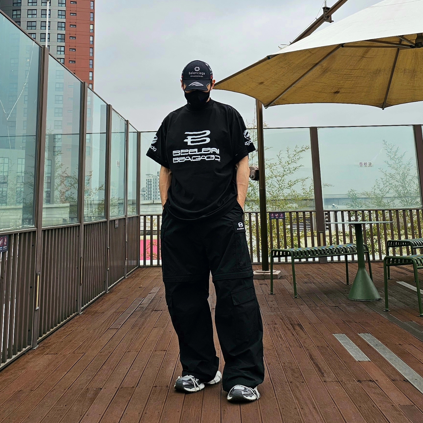 Balenciaga Unity Sports Icon Cargo Pants Black, Balenciaga Top League Cap White 착용 스타일 - 4