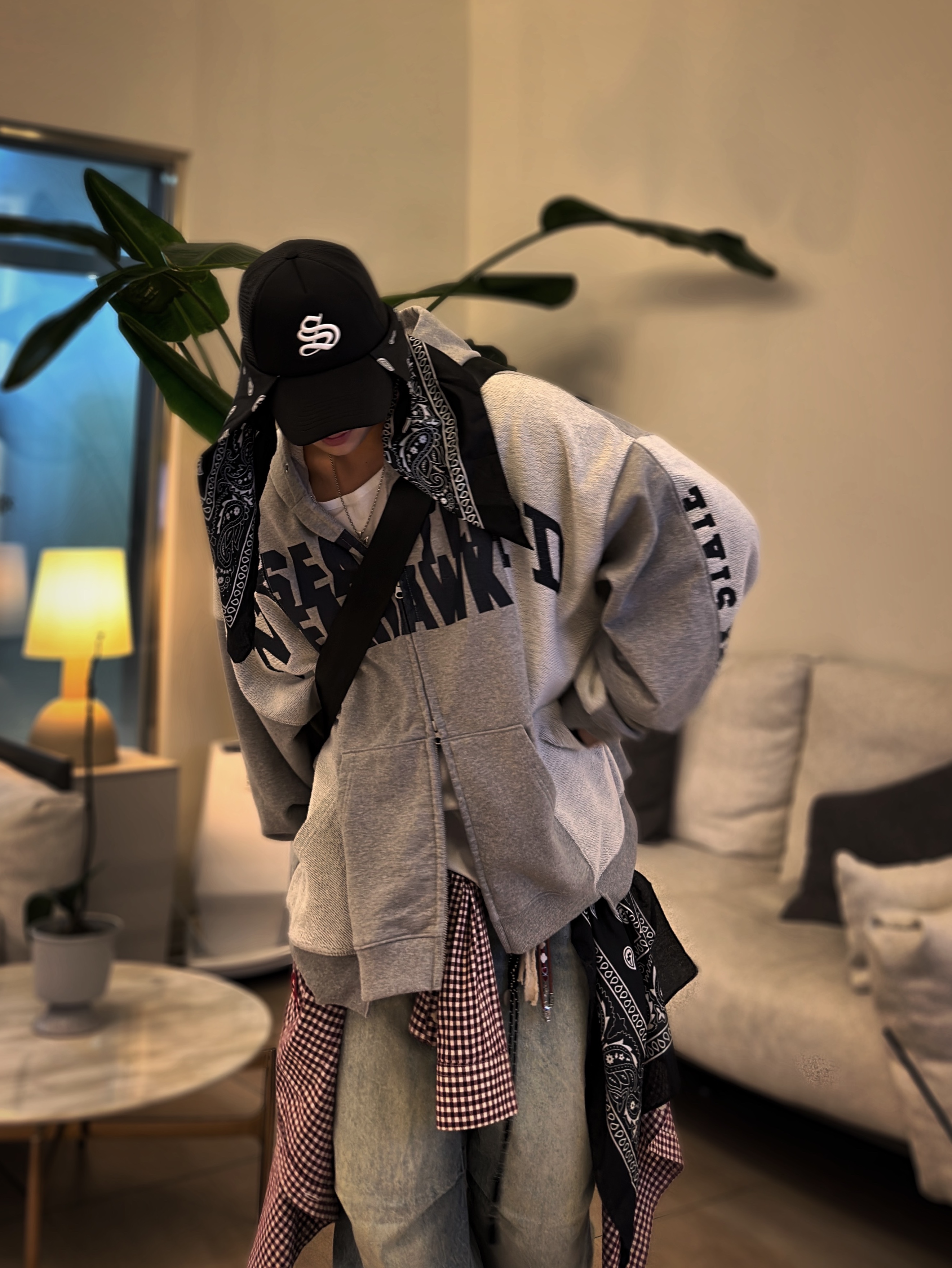 Balenciaga 10XL Sneakers White Black Grey 착용 스타일 - 2
