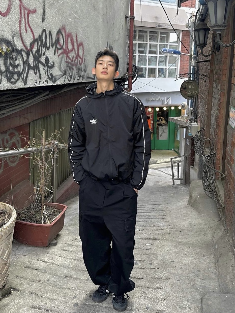 Adidas Samba OG Black White Gum, PRO-SPECS Vintage Running Jacket Black 착용 스타일