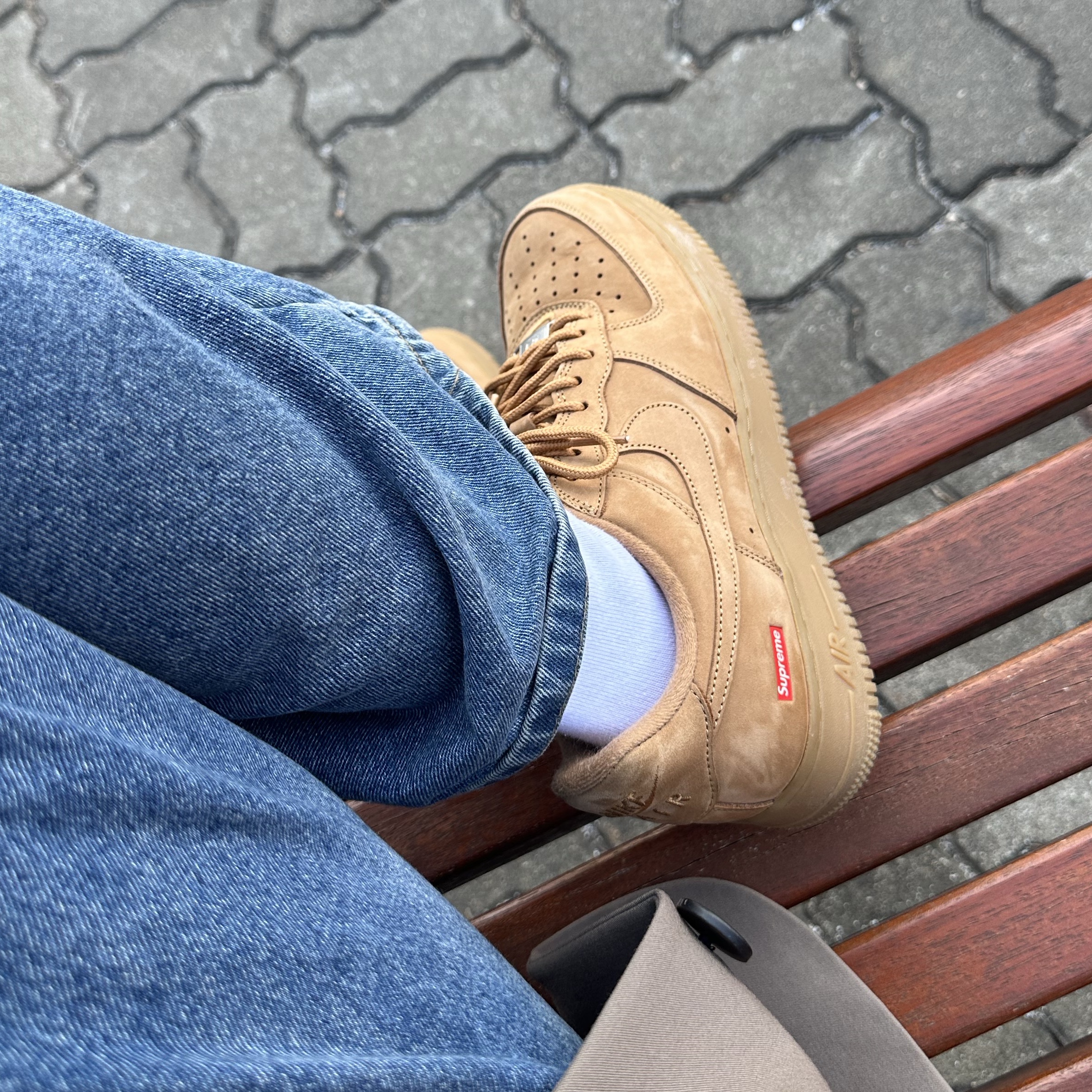 Nike x Supreme Air Force 1 Low Flax 착용 스타일