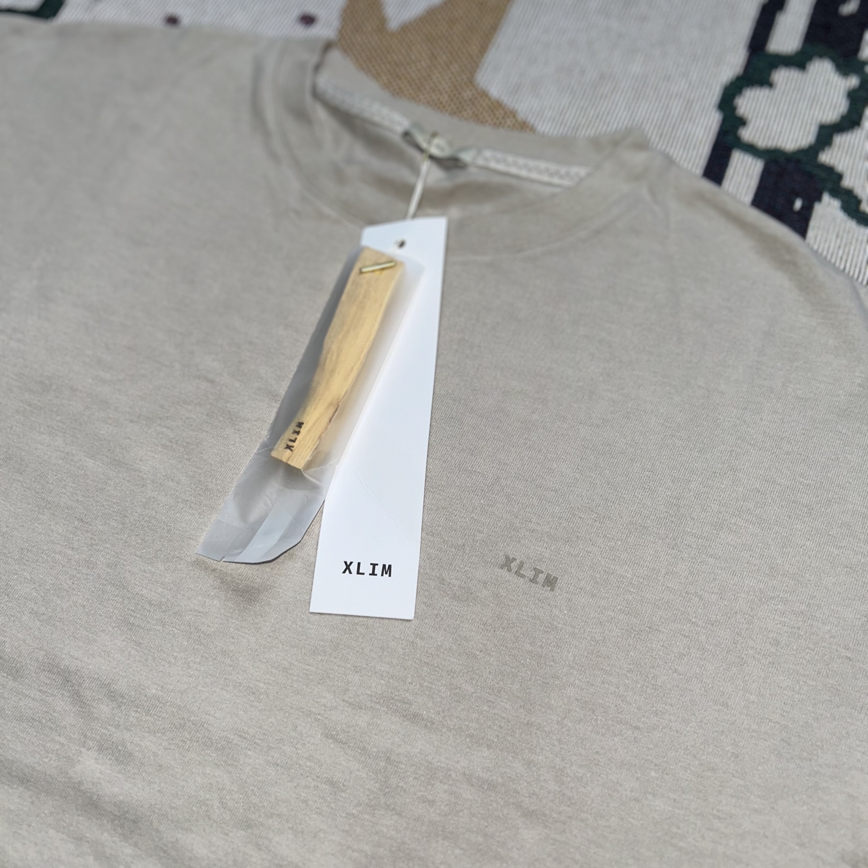 Xlim Ep.4 01 T-Shirt Beige 착용 스타일 - 3