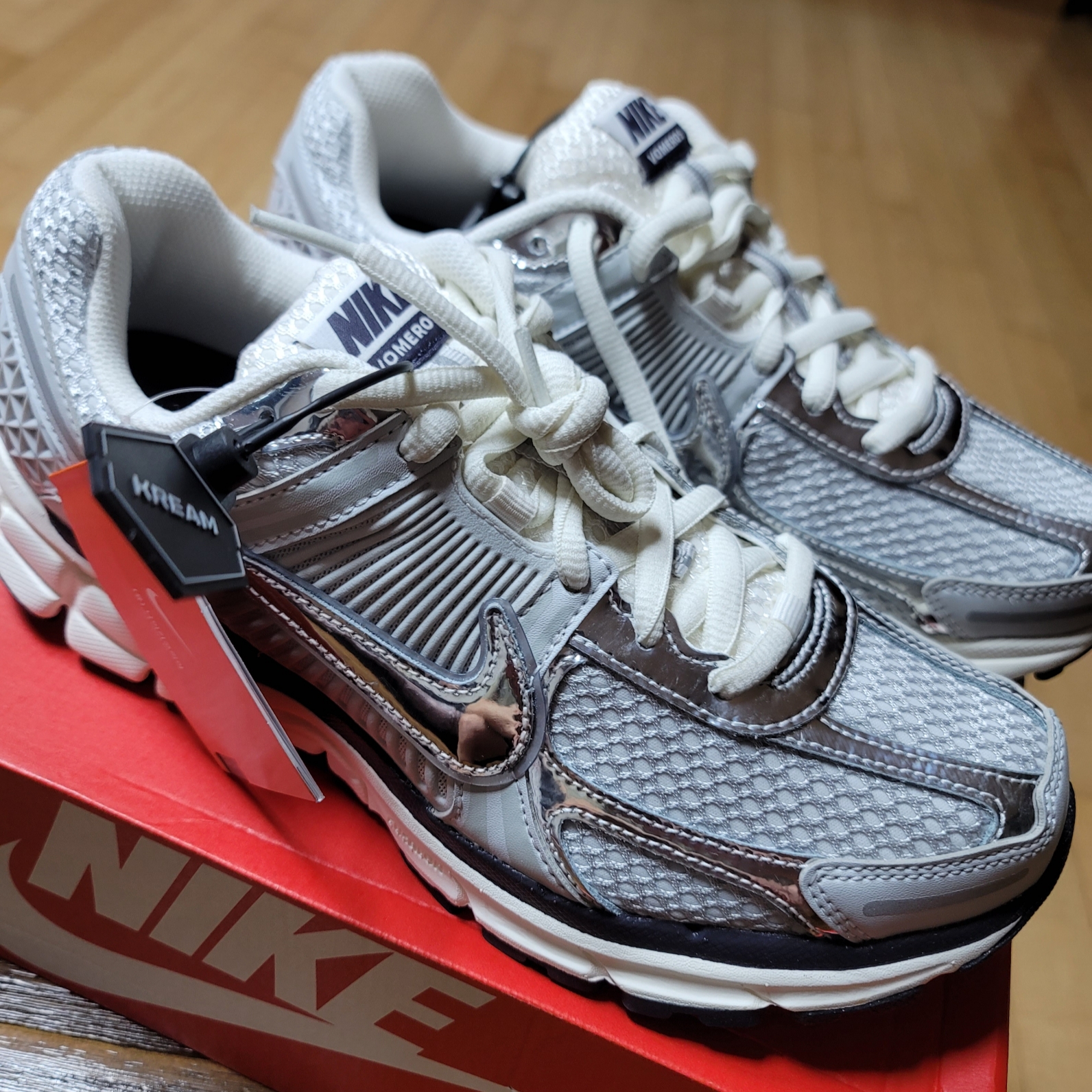 (W) Nike Zoom Vomero 5 Photon Dust and Metallic Silver 착용 스타일