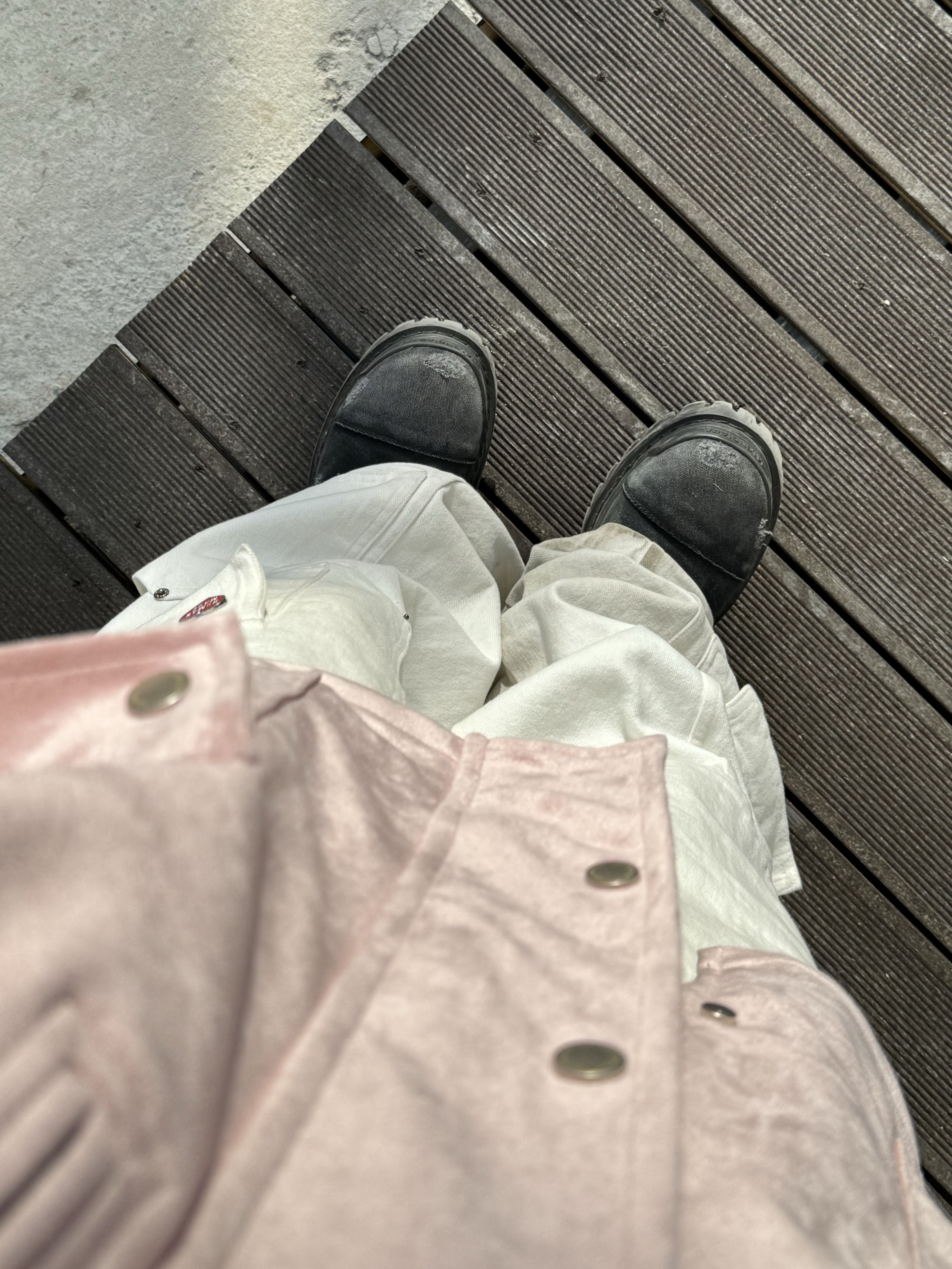 Nos Couleurs x Koin x Llud Rivet Carpenter Pants White, Balenciaga Combat Strike 20mm Boots Black 착용 스타일 - 4