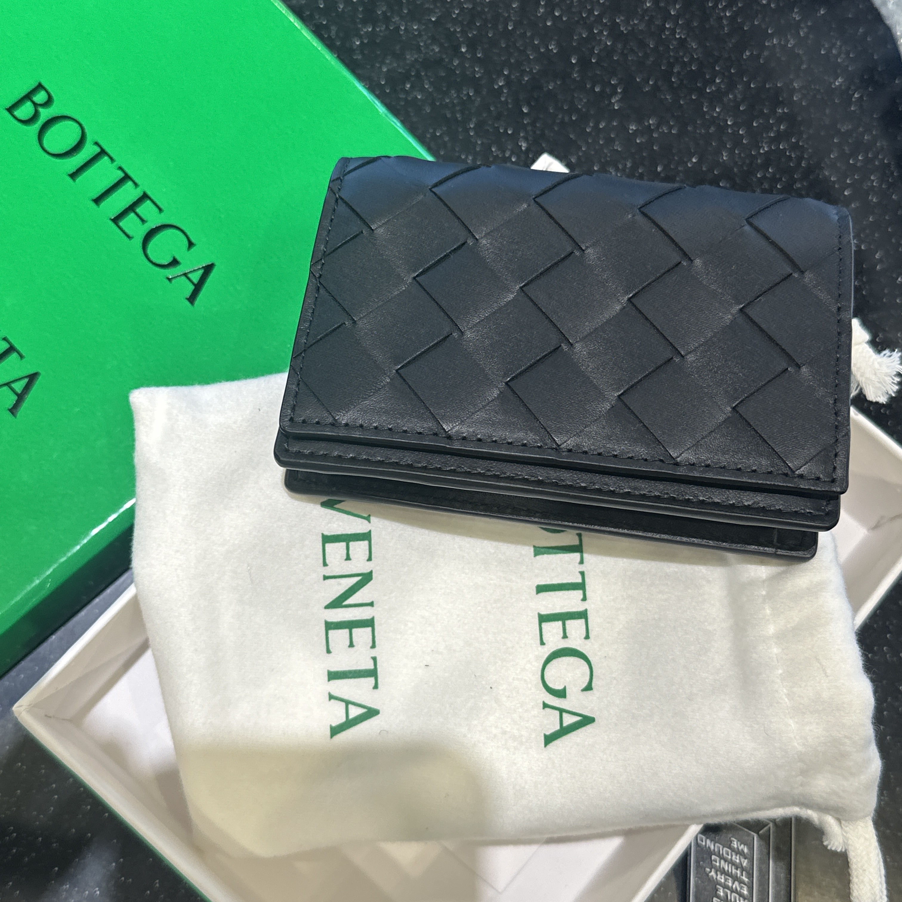 Bottega Veneta Business Card Case Black 착용 스타일