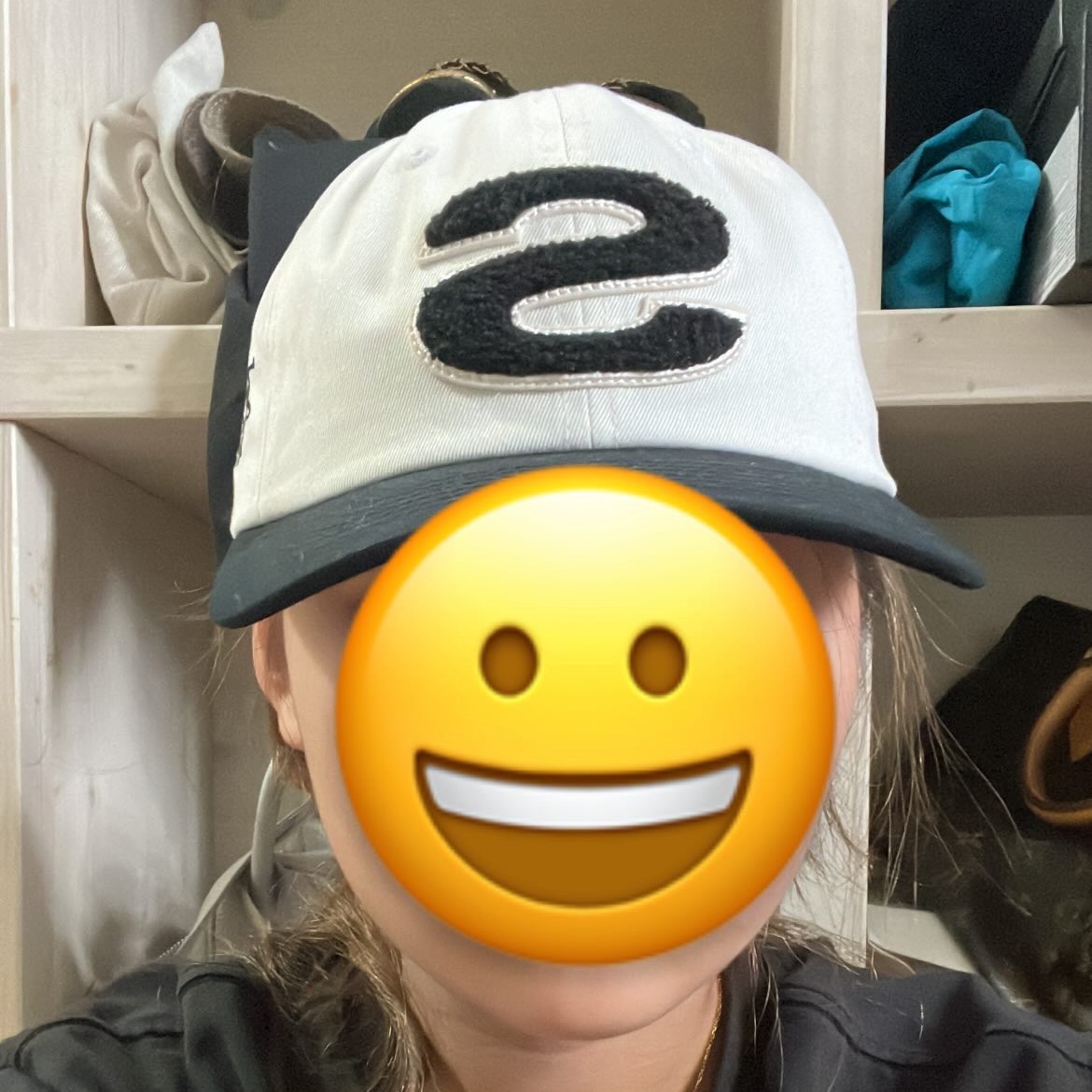 Stussy Mid-Depth Old English Snapback Black, Stussy Mid-Depth Old English Snapback Camel 착용 스타일 - 4