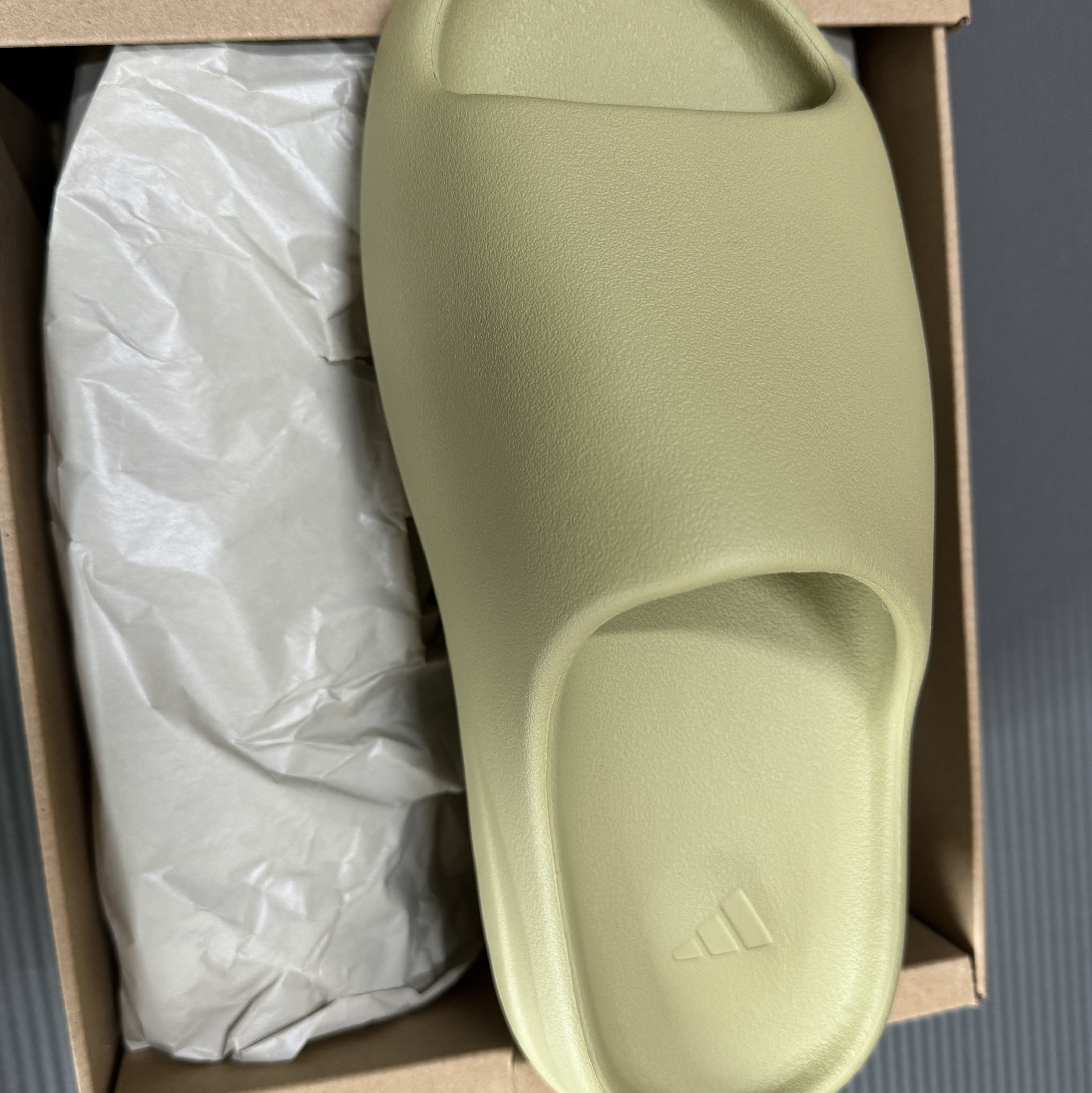 Adidas Yeezy Slide Resin 2022 착용 스타일
