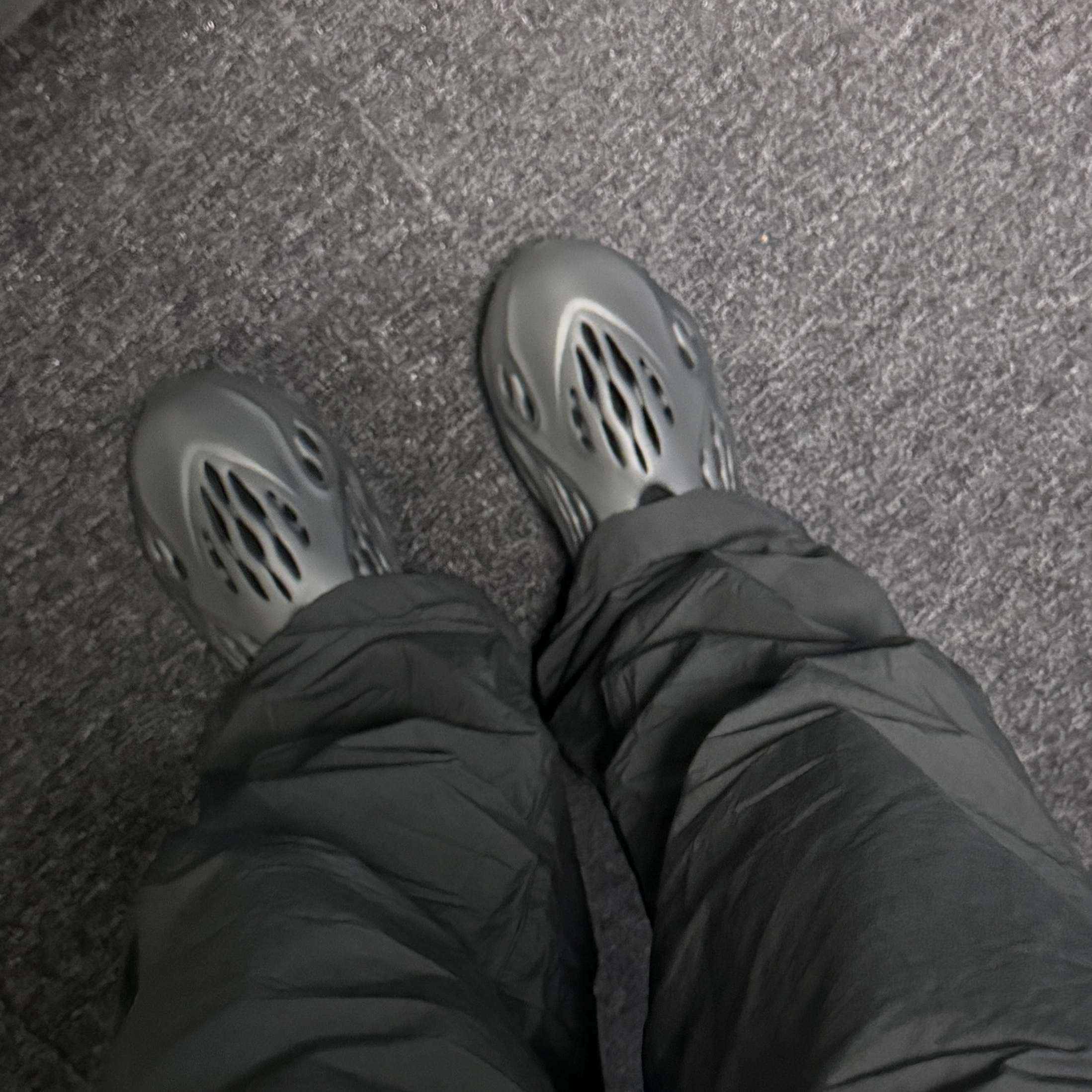 Adidas Yeezy Foam RNNR Onyx 착용 스타일 - 3