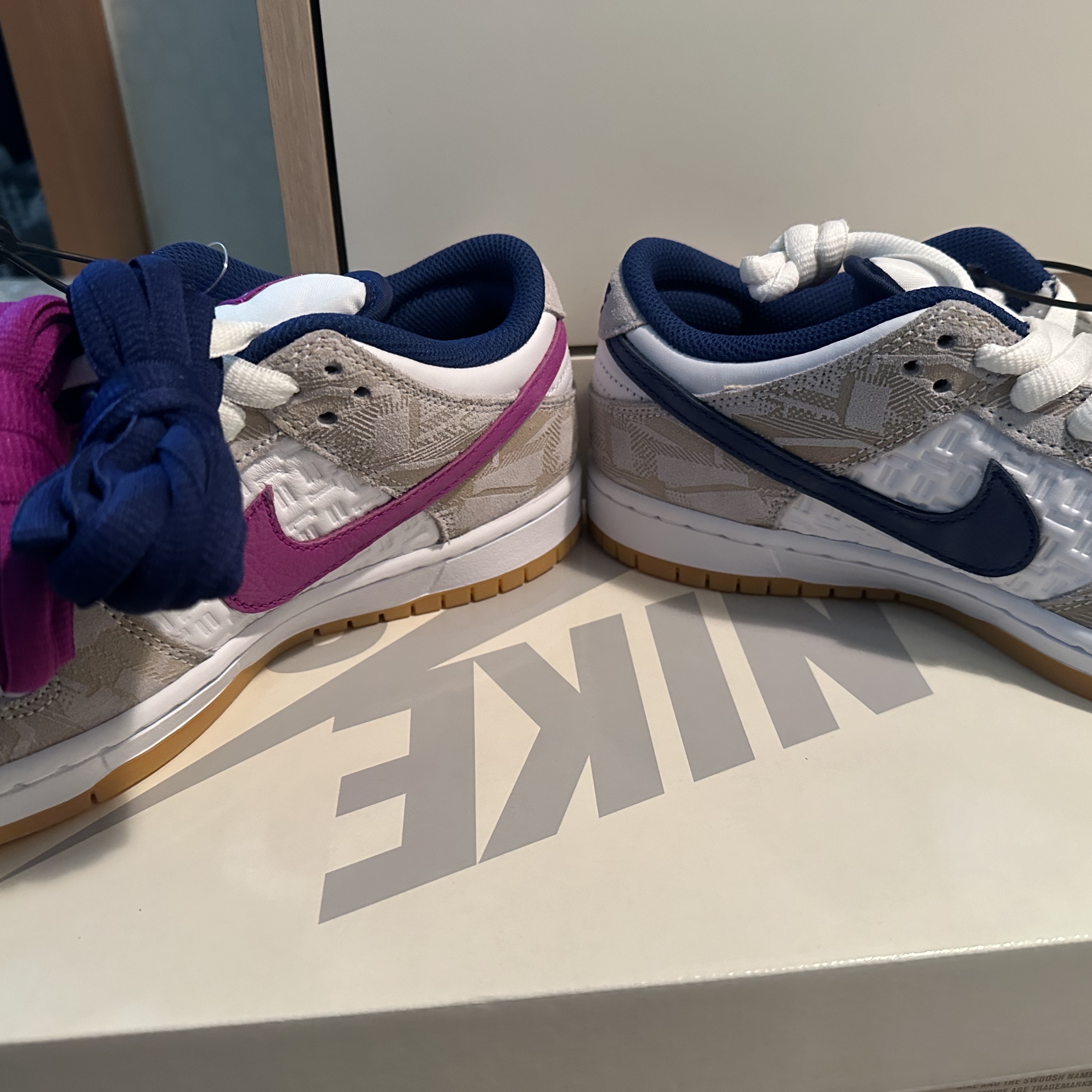 Nike x Rayssa Leal SB Dunk Low PRM Pure Platinum Vivid Purple 착용 스타일 - 2