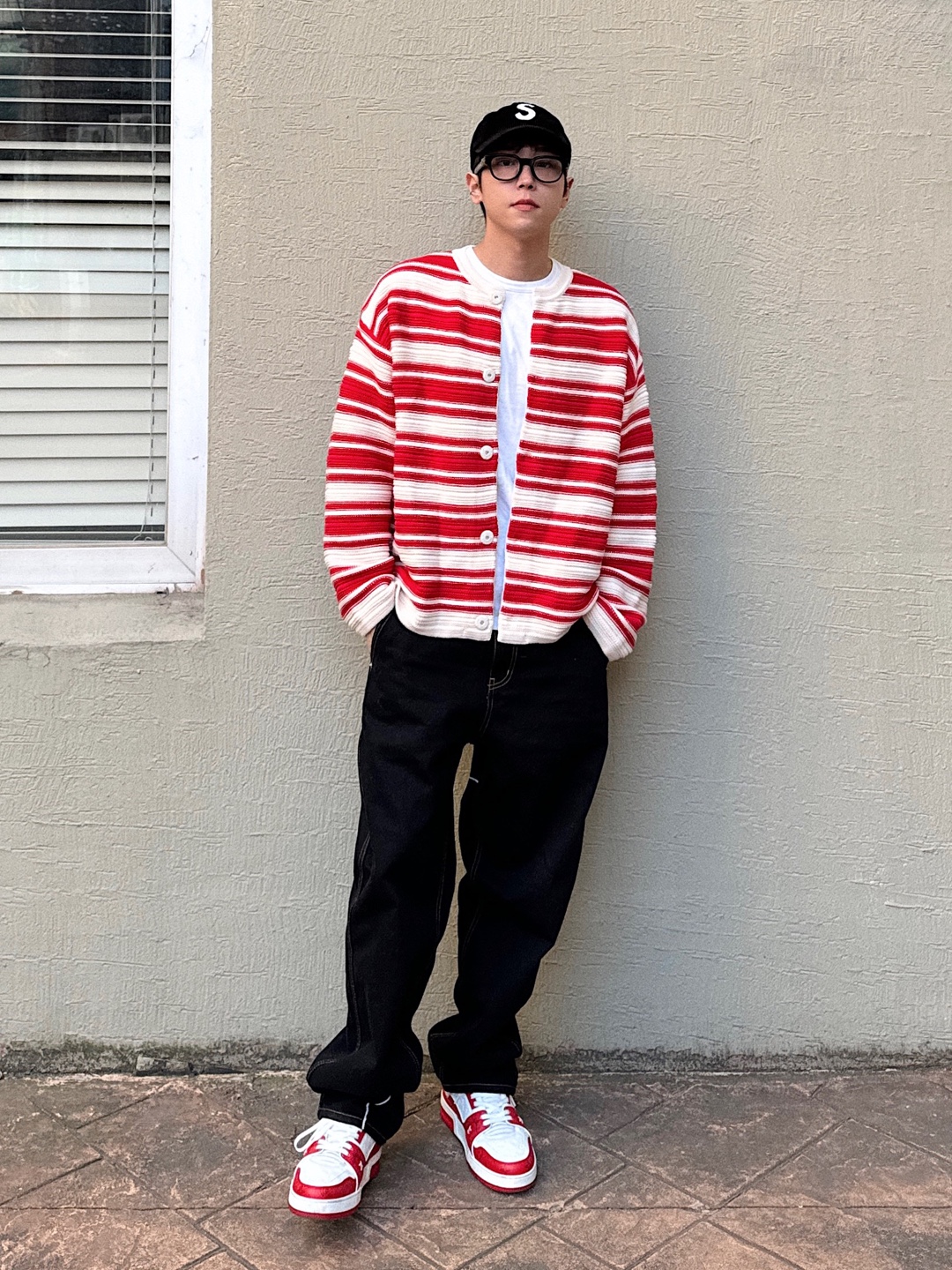 (W) Adidas Gazelle Indoor Bold Orange Cloud White, Nike Air Force 1 '07 LV8 Low 1 Triple Red 착용 스타일 - 4