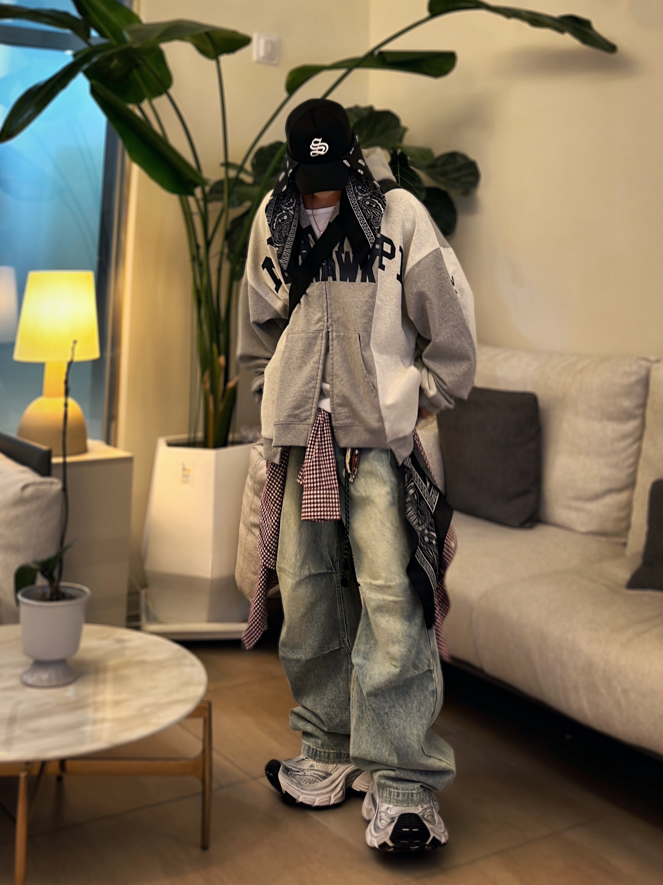 Balenciaga 10XL Sneakers White Black Grey 착용 스타일 - 1