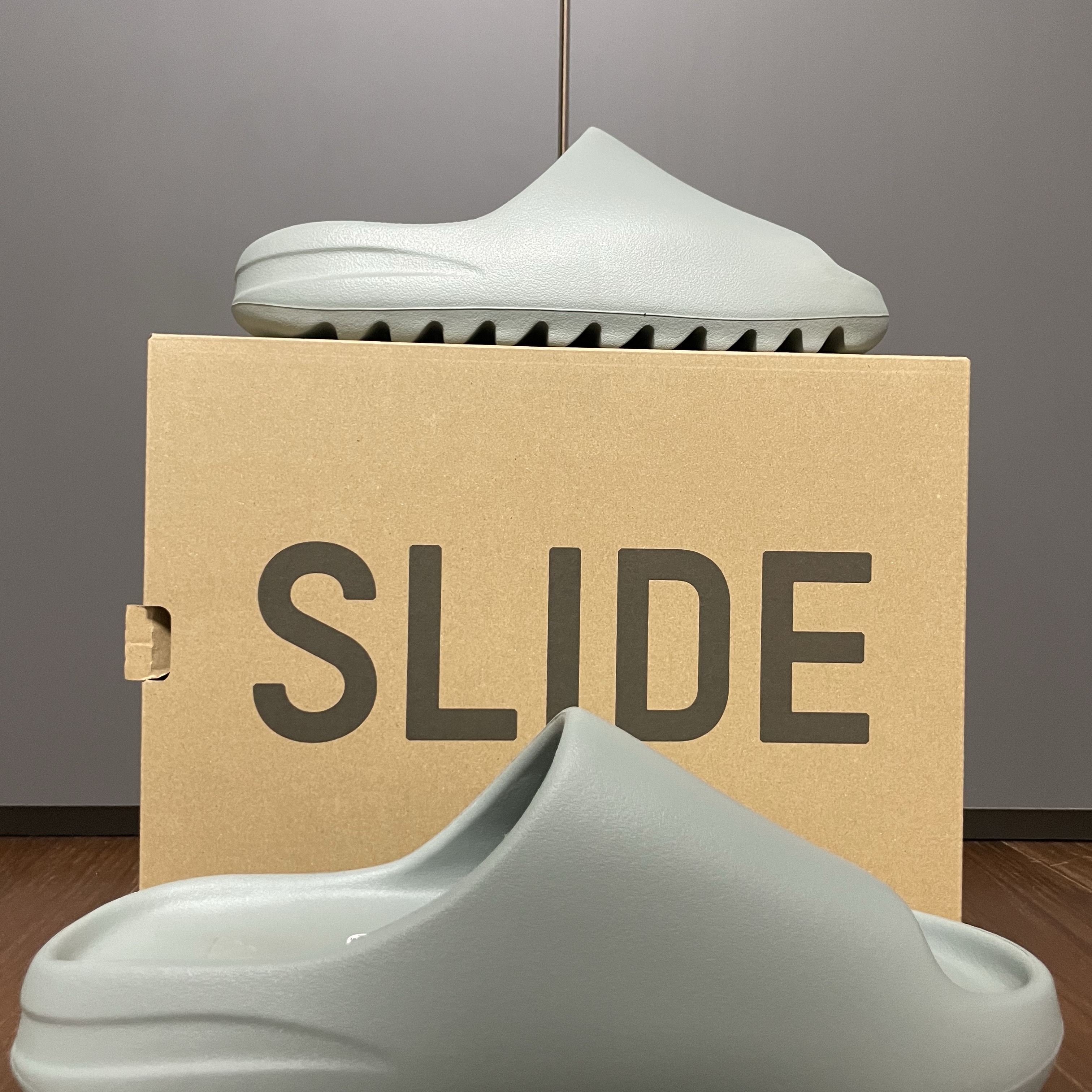 Adidas Yeezy Slide Salt 착용 스타일