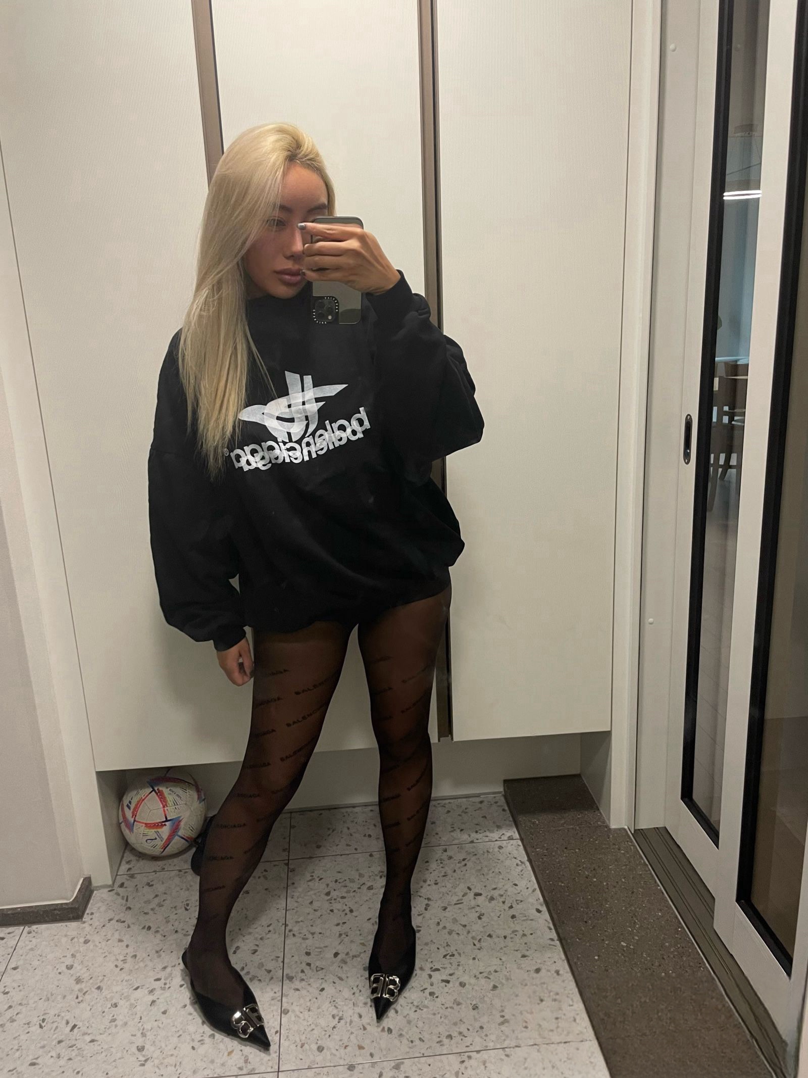 Balenciaga Layered Sports Round Sweatshirt Oversized Black 착용 스타일