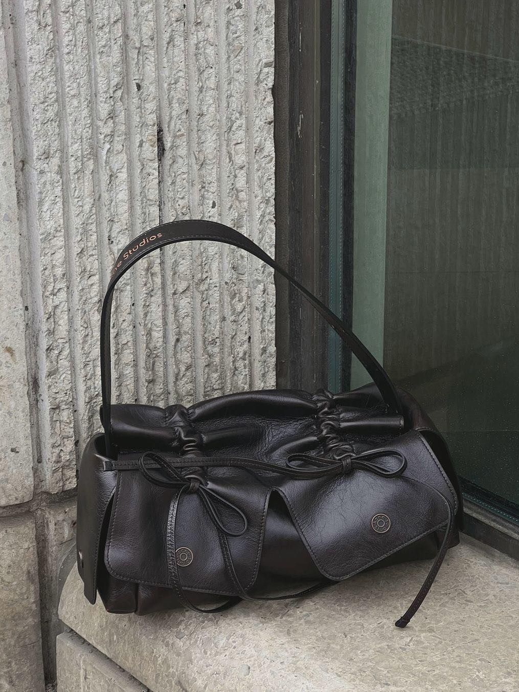 Acne Studios Multipocket Bag Dark Brown, Acne Studios Multipocket Bag Black Beige 착용 스타일 - 5