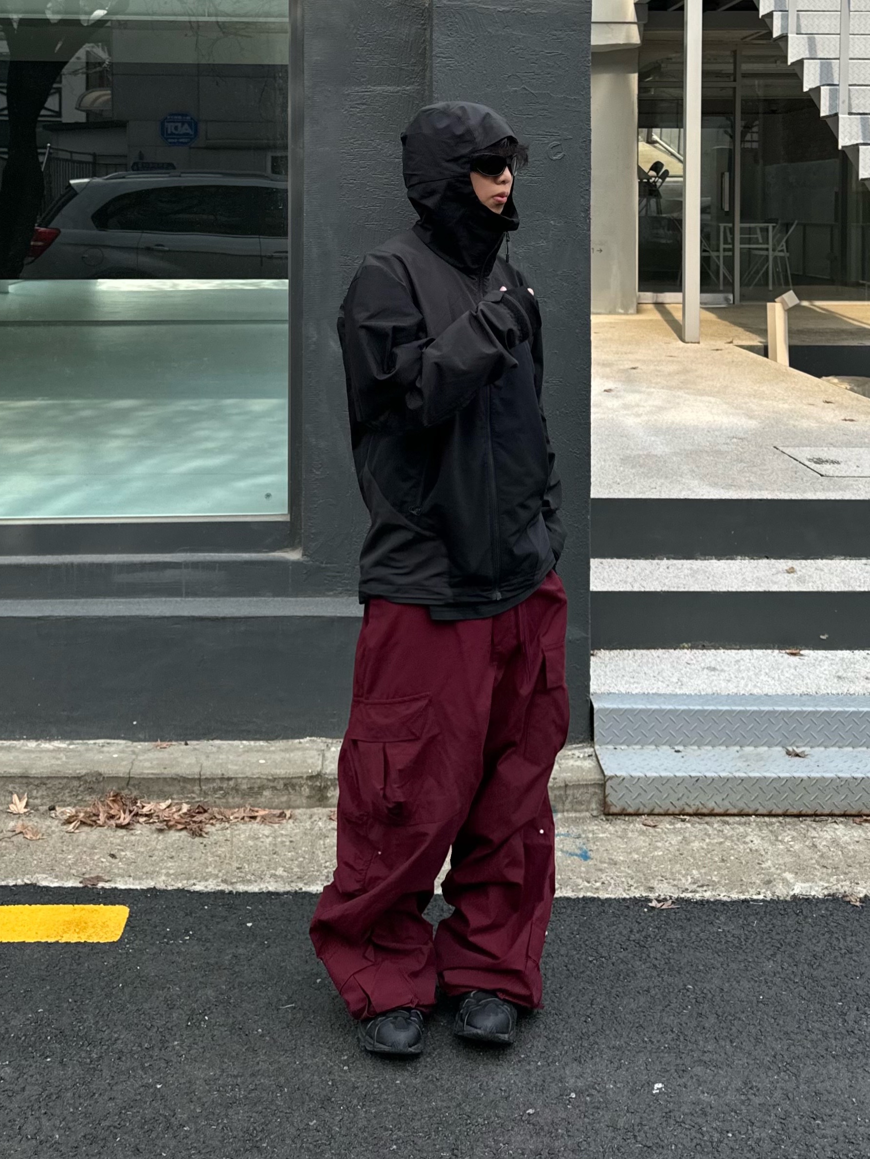 Nos Couleurs Pupa Shirring Cargo Pants Burgundy, Nike Air Kukini Triple Black 착용 스타일 - 1