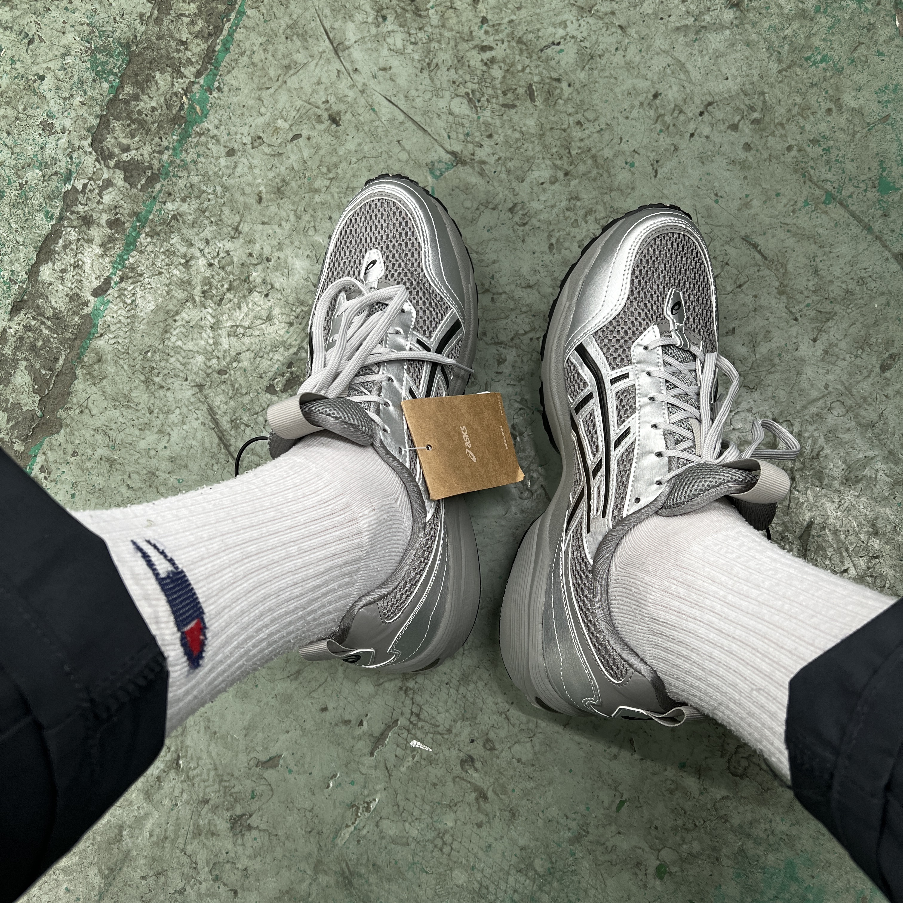 Asics x Freja Wewer Gel-1090 V2 Clay Grey Pure Silver 착용 스타일 - 1