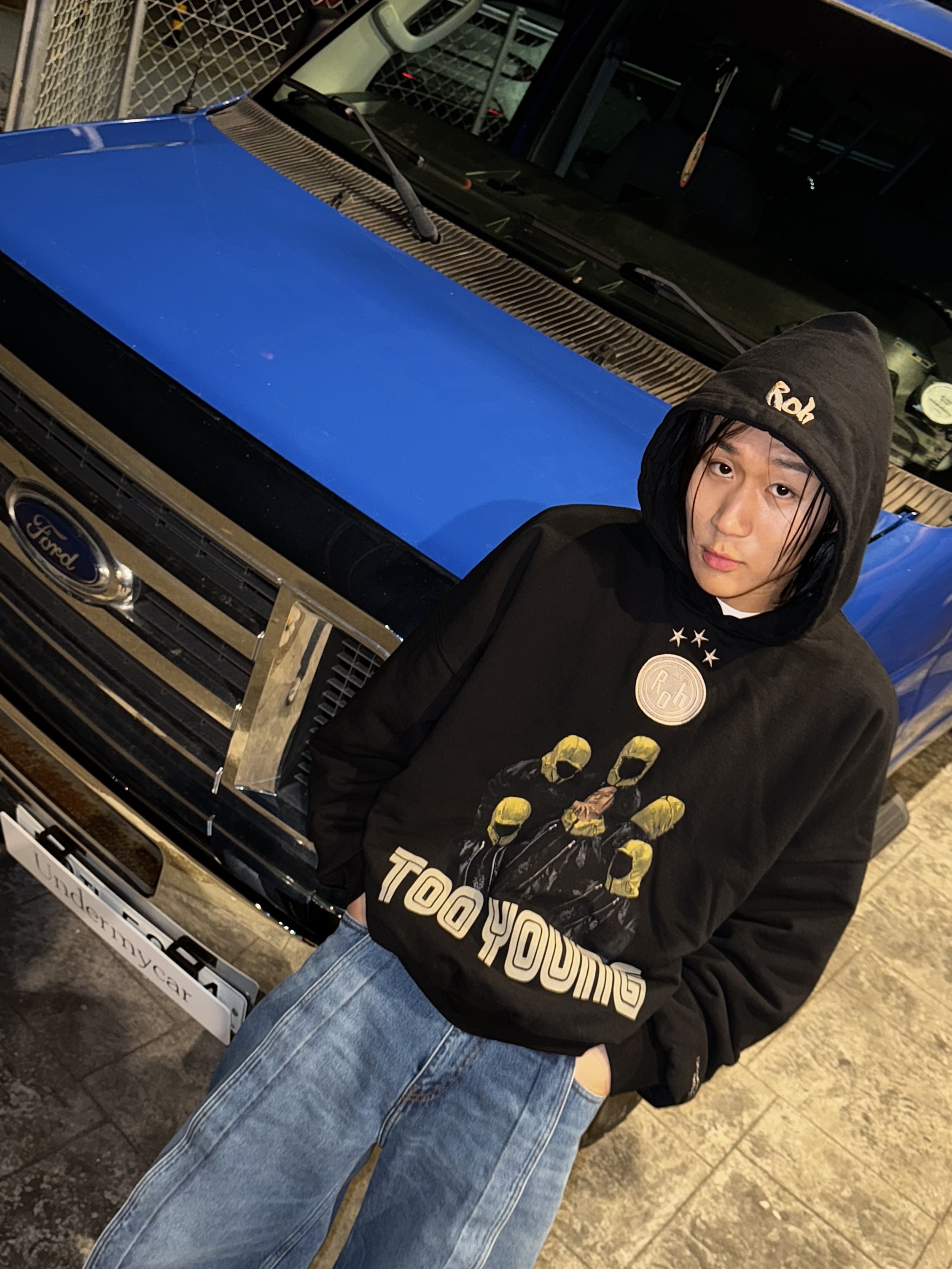 AP alchemy x Roh Yun Ha x Undermycar TOO YOUNG EMBLEM HOODIE - Amber Gold, AP alchemy x Roh Yun Ha x Undermycar TOO YOUNG Emblem T-shirts - Amber Gold 착용 스타일