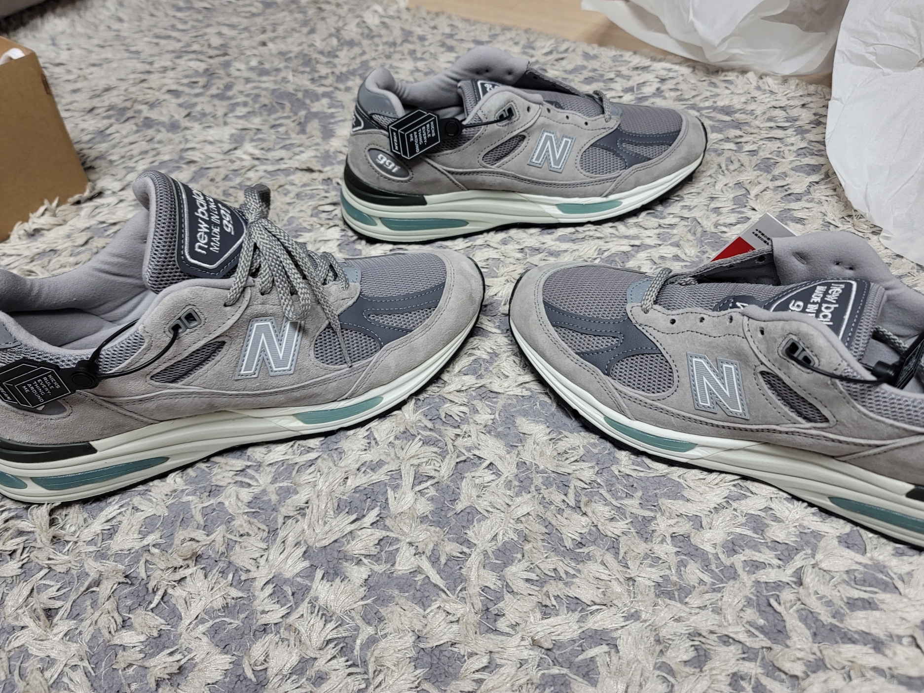 New Balance 991v2 Made in UK Rock Ridge Alloy Silver 착용 스타일