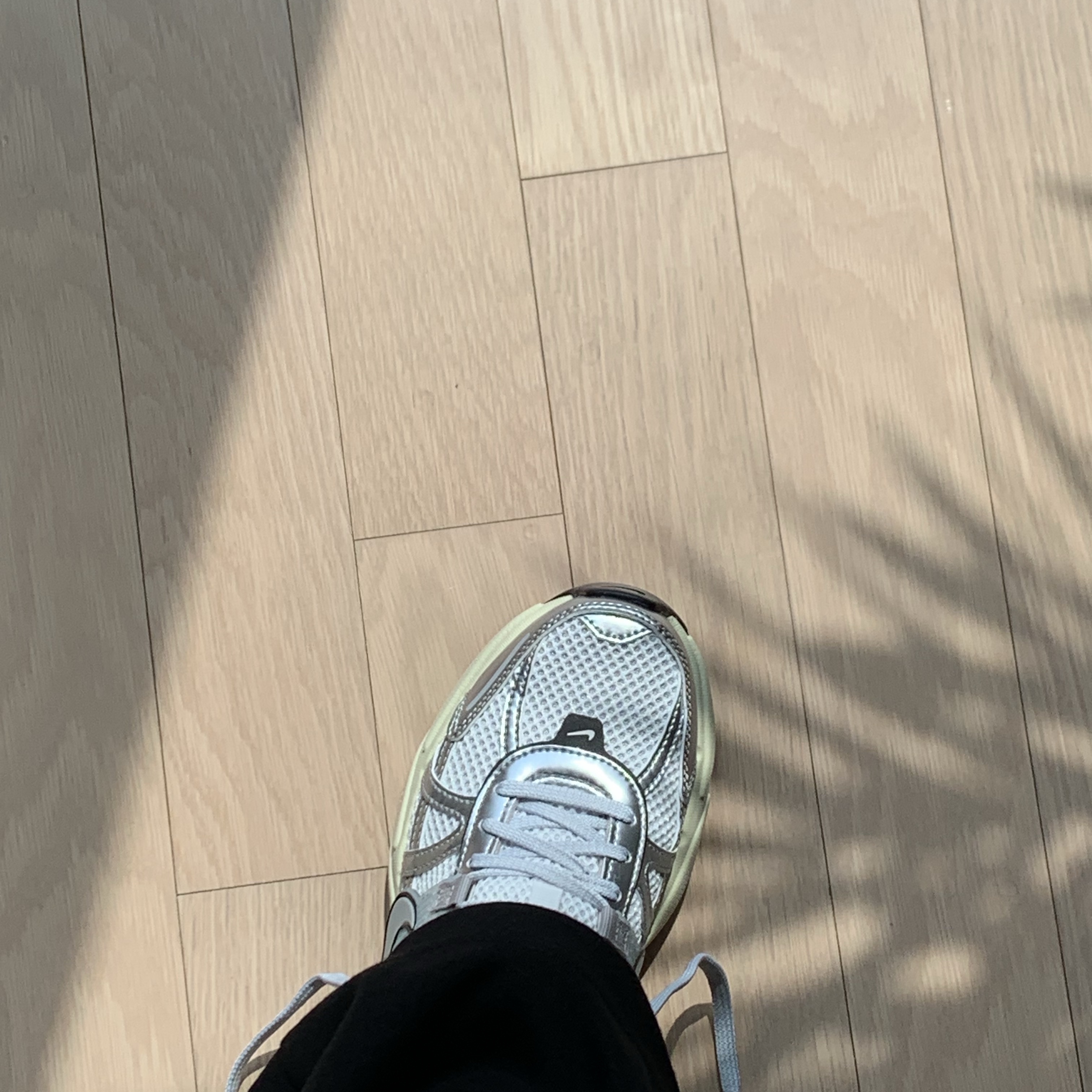Nike V2K Run Summit White Metallic Silver 착용 스타일