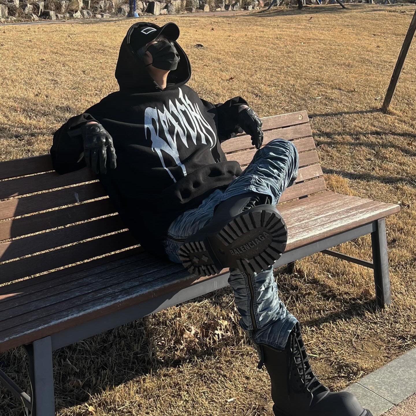 Balenciaga XL Army Boots Full Eva Black 착용 스타일 - 3