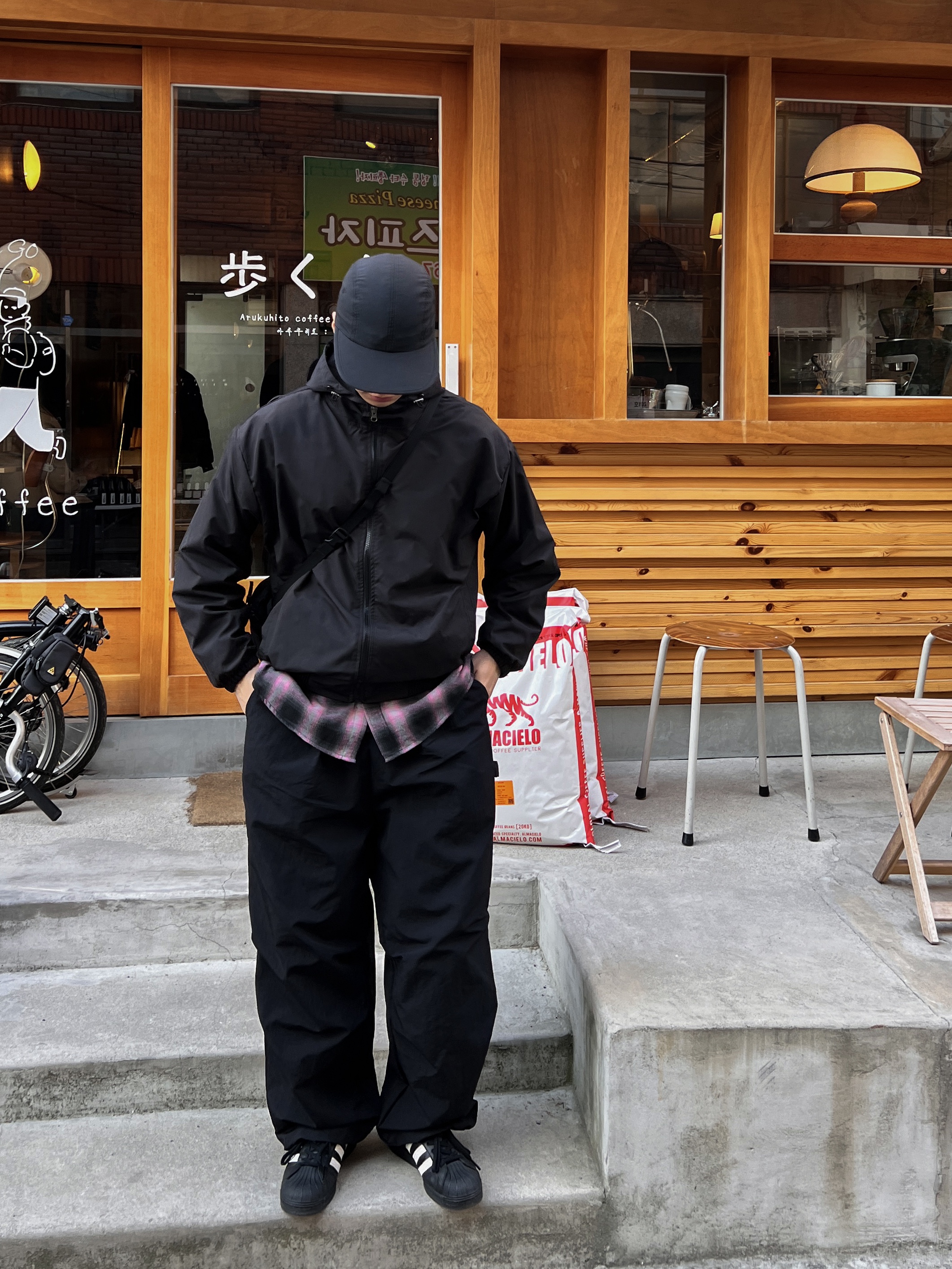 Arc'teryx Mantis 2 Waistpack 24K Black, Adidas Superstar Core Black White 착용 스타일 - 4