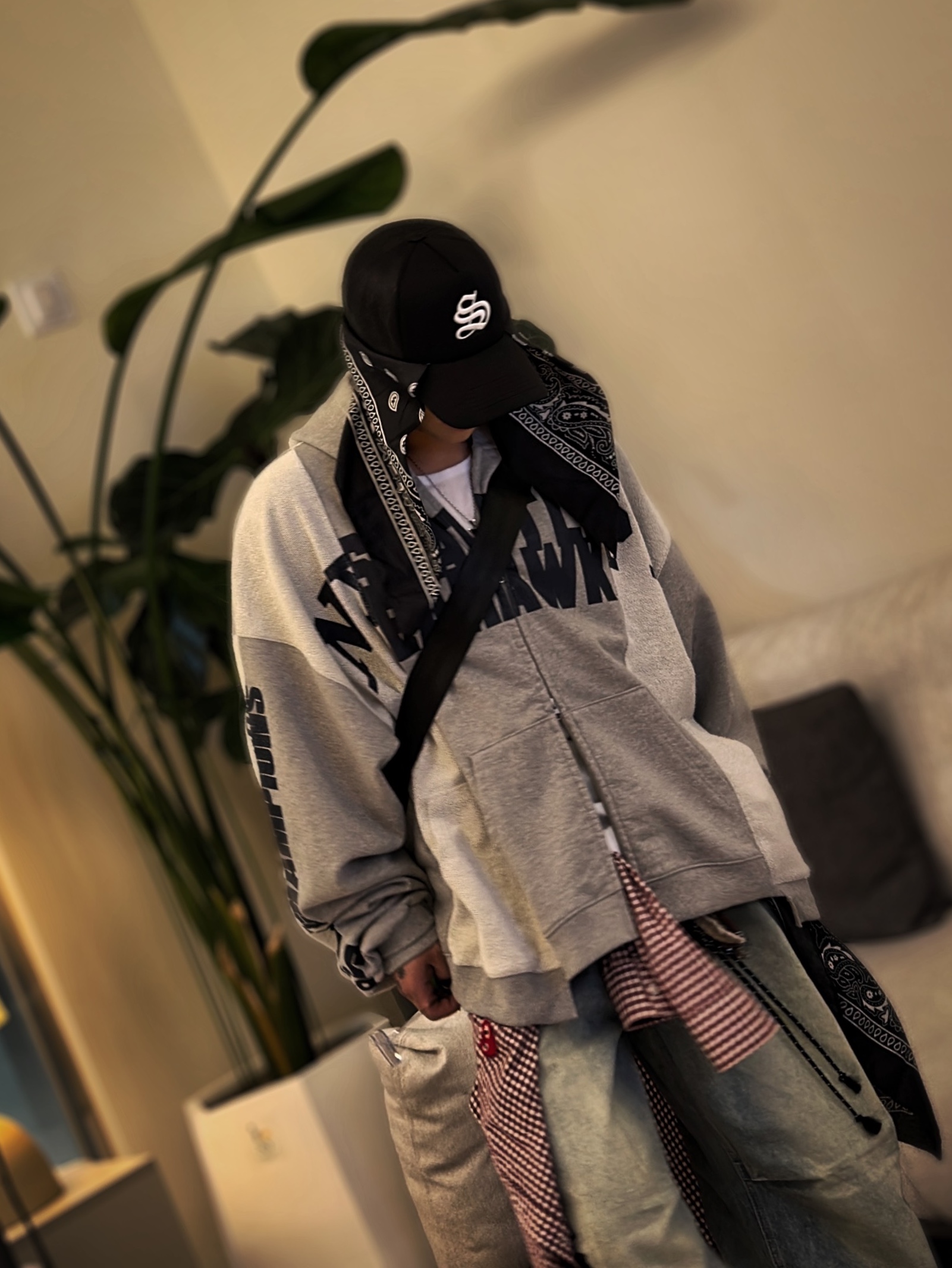 Balenciaga 10XL Sneakers White Black Grey 착용 스타일 - 4