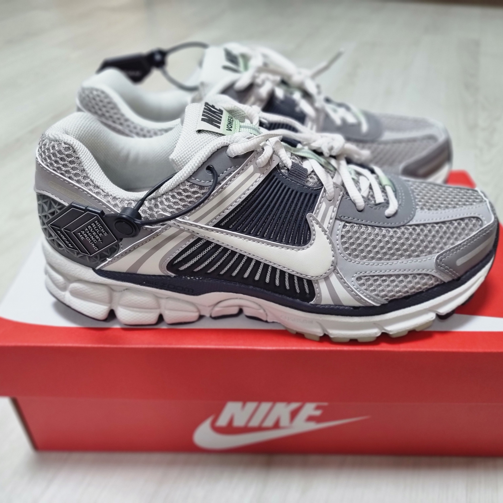 (W) Nike Zoom Vomero 5 Cobblestone and Flat Pewter 착용 스타일 - 1