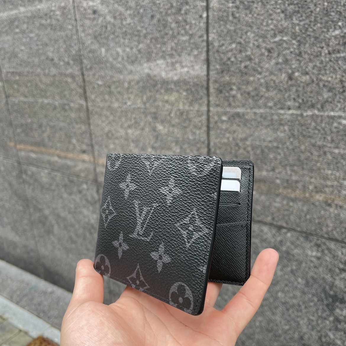 Louis Vuitton Multiple Wallet Monogram Eclipse 착용 스타일 - 1