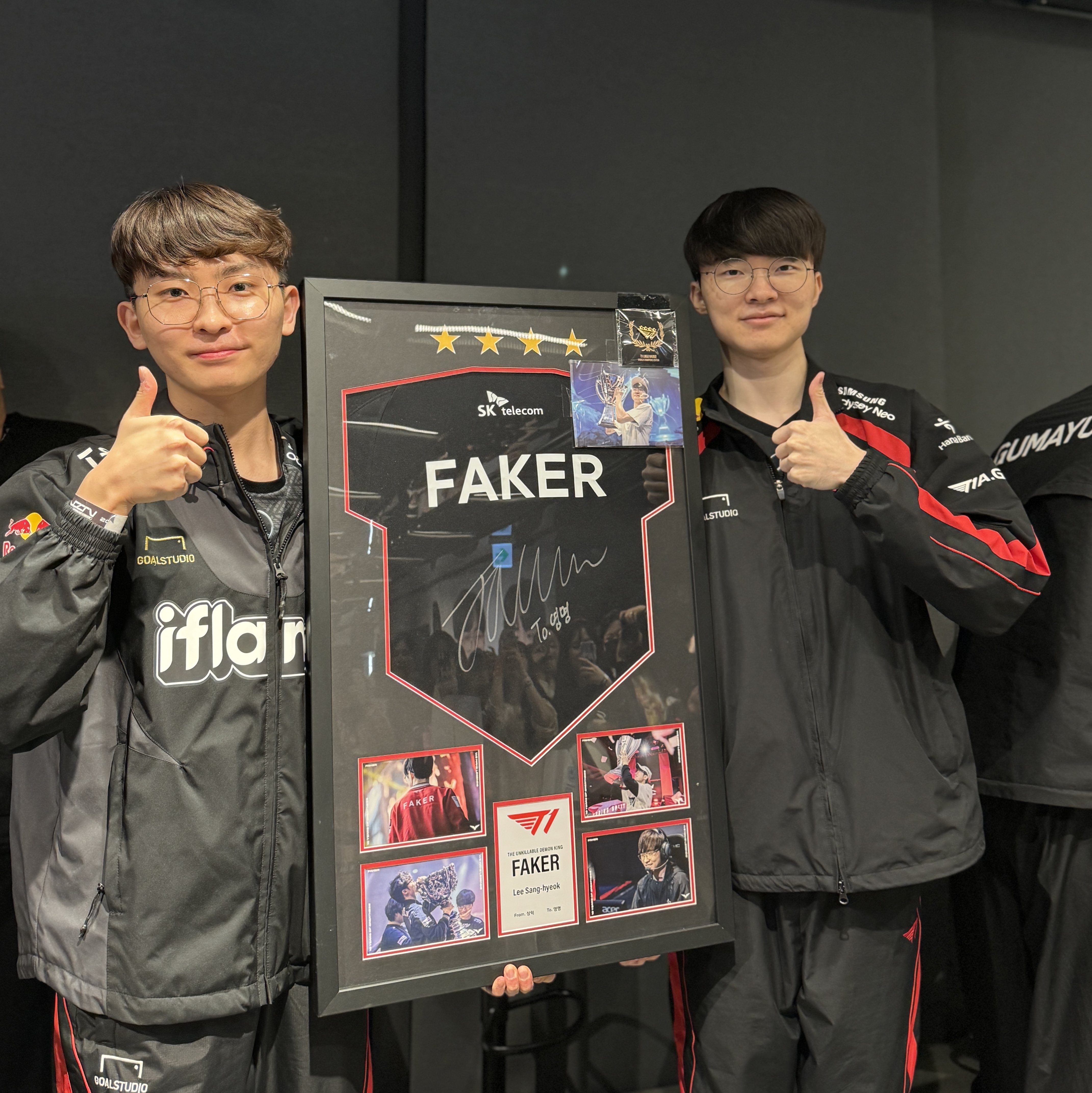 T1 2024 Spring LCK Uniform Jacket Black (Non Marking Ver.) 착용 스타일 - 3