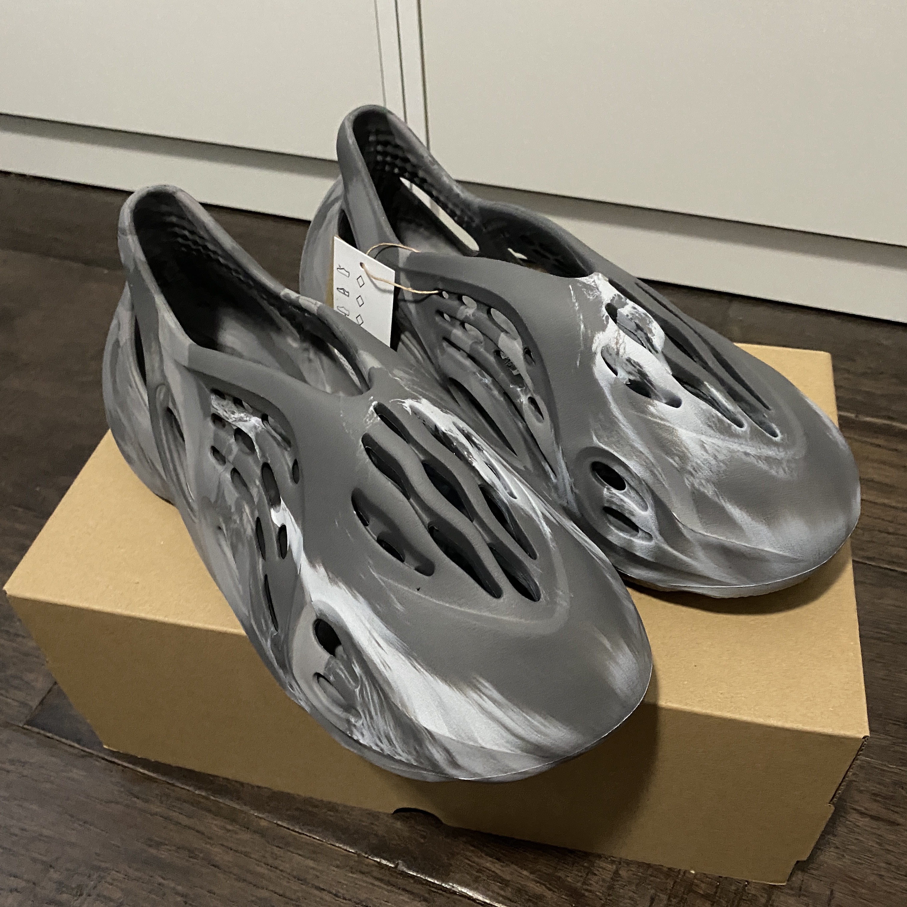 Adidas Yeezy Foam RNNR MX Granite 착용 스타일